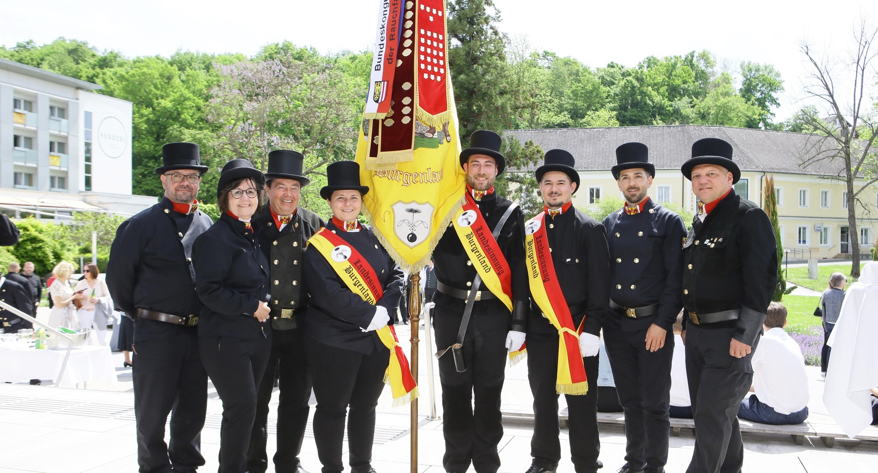Landesinnungsmeister Herbert Baumrock (r.), die Landesinnungsmeister-Stv. Bernhard Sammer (3. v. l.) und Anton Zolles (2. v. l.) sowie Kolleginnen und Kollegen mit der Innungsfahne. 