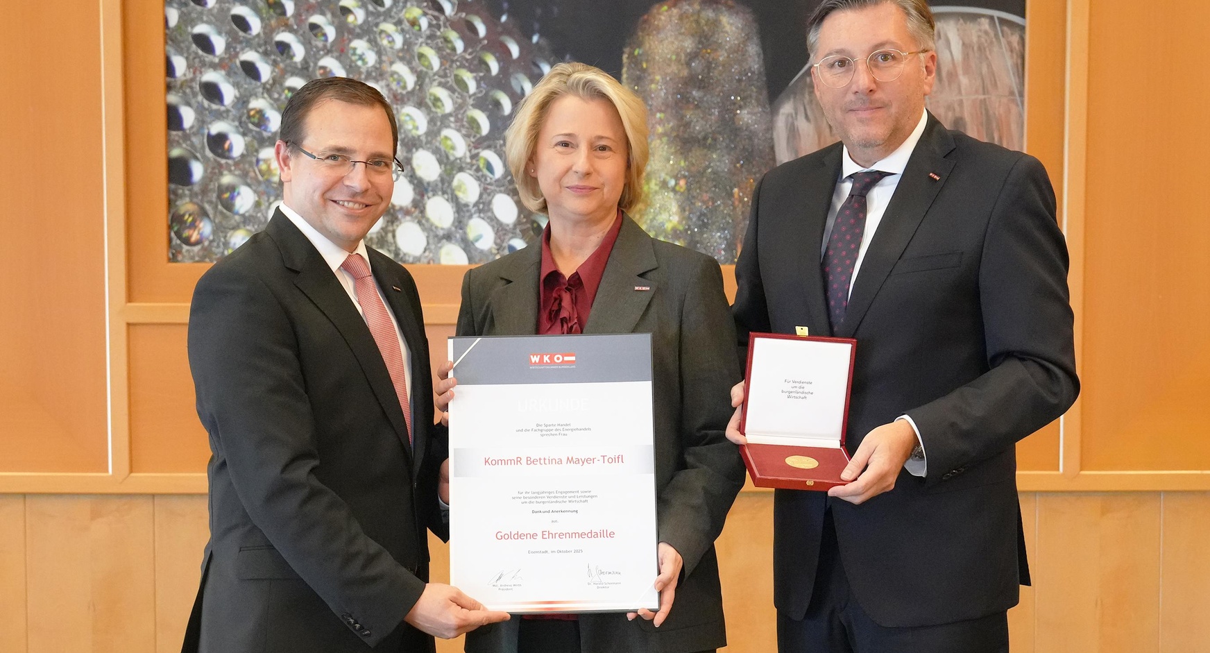 Goldene Ehrenmedaille: Wirtschaftskammerpräsident Mst. Andreas Wirth, KommR Bettina Mayer-Toifl und Wirtschaftskammerdirektor Harald Schermann
