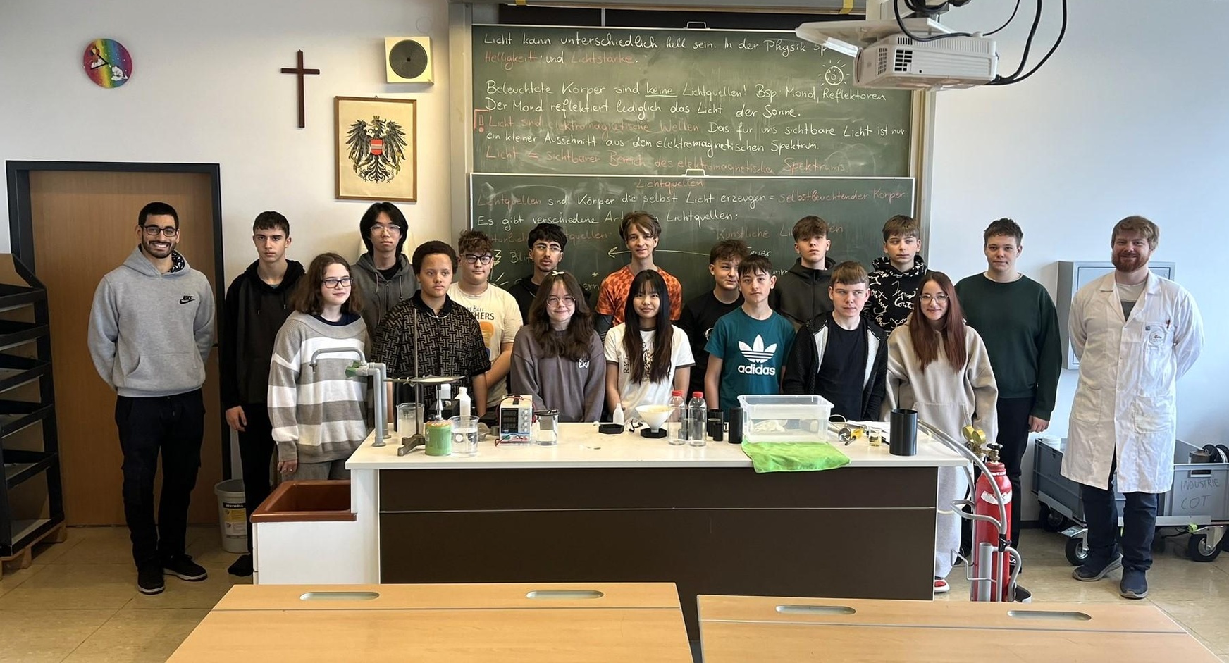 Vortragender Matthias Bergthaler (r.) mit Schülerinnen und Schülern der 4a-Klasse der Mittelschule Mattersburg. 