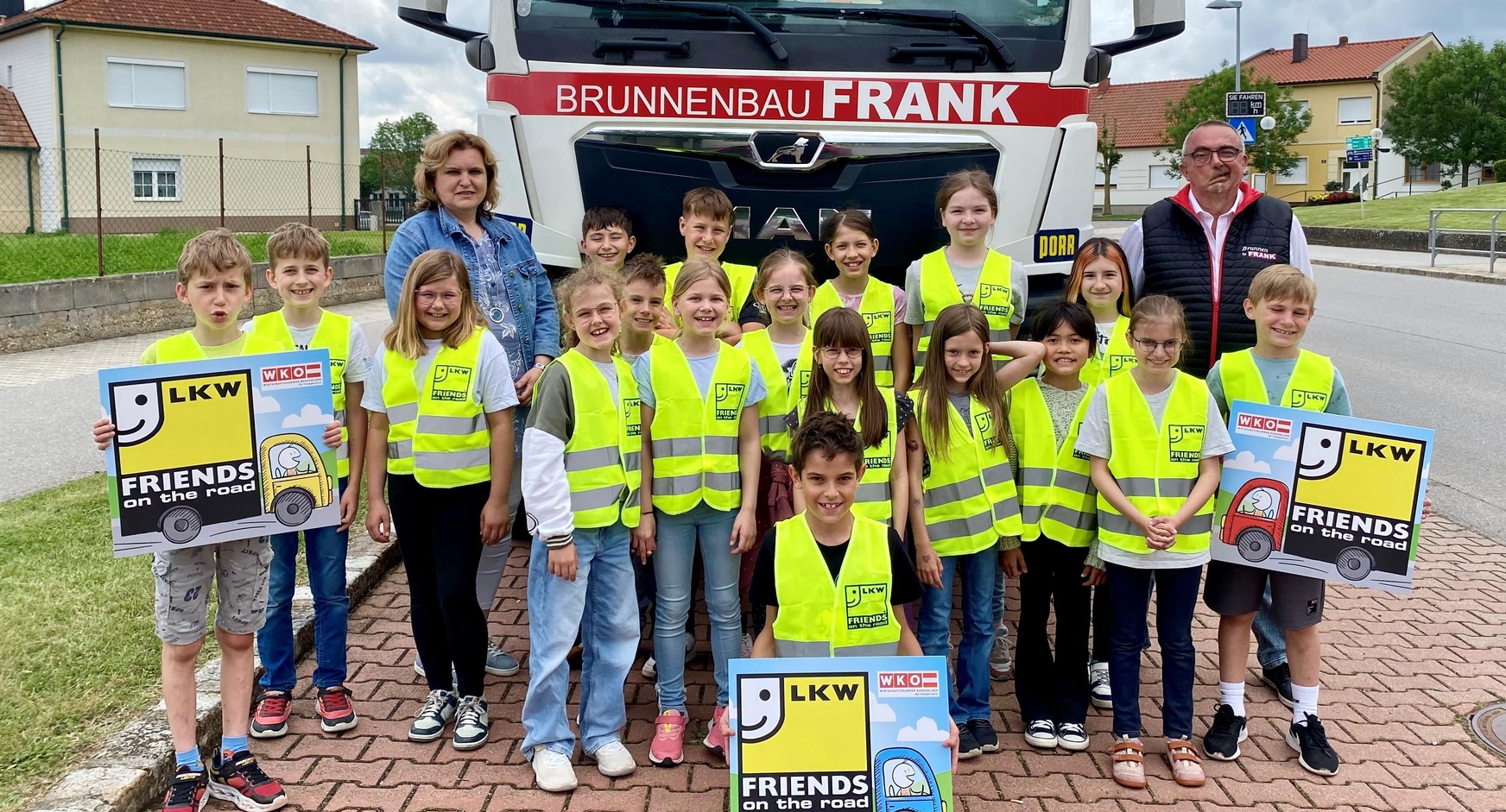 Klassenlehrerin Daniela Christ-Mahr und Lkw-Fahrer Josef Rongitsch mit den Kindern der 3. und 4. Klasse der Volksschule St. Andrä. 