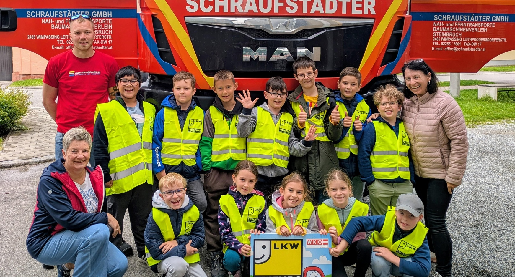 Lkw-Lenker Benedek Szöllösi, Schulassistentin Karin Regel und Klassenlehrerin Ingrid Landl (r.) mit den Kindern der 3a Klasse der Volksschule Wimpassing