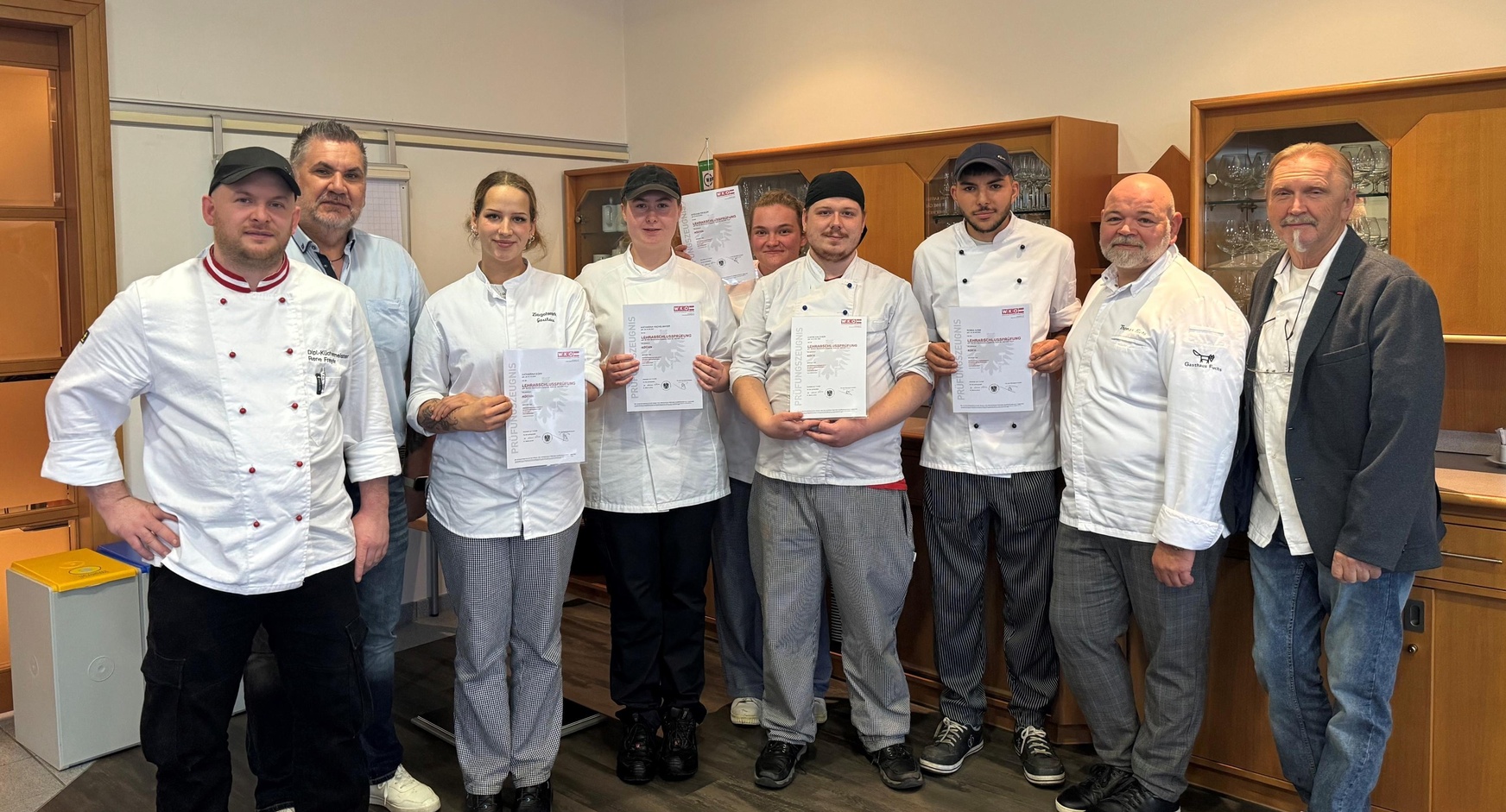 Rene Freyler und Johannes Schwarcz-Enzinger (beide Prüfungskommission), Katharina Eöry, Katharina Kachelmayer, Stefanie Riegler, Lukas Kalcher, Robin Azimi, Thomas Fuchs und Johannes Hadl (beide Prüfungskommission) (v. l.)