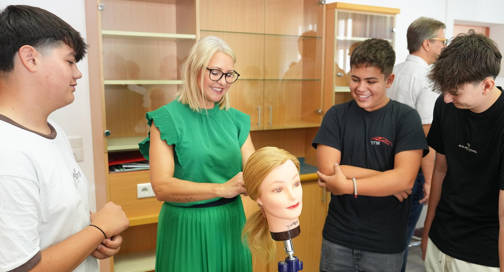 Landesinnungsmeister-Stellvertreterin Meisterin Manuela Prenner mit Lehrlingen