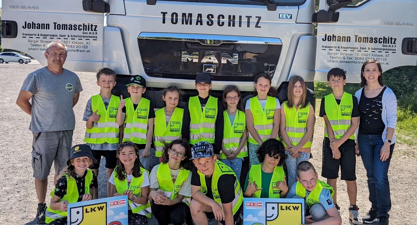 Lkw-Fahrer Bernd Götz und Klassenlehrerin Jessica Nekowitsch mit den Kindern der 3b-Klasse der Volksschule Kittsee. // Foto © WKB