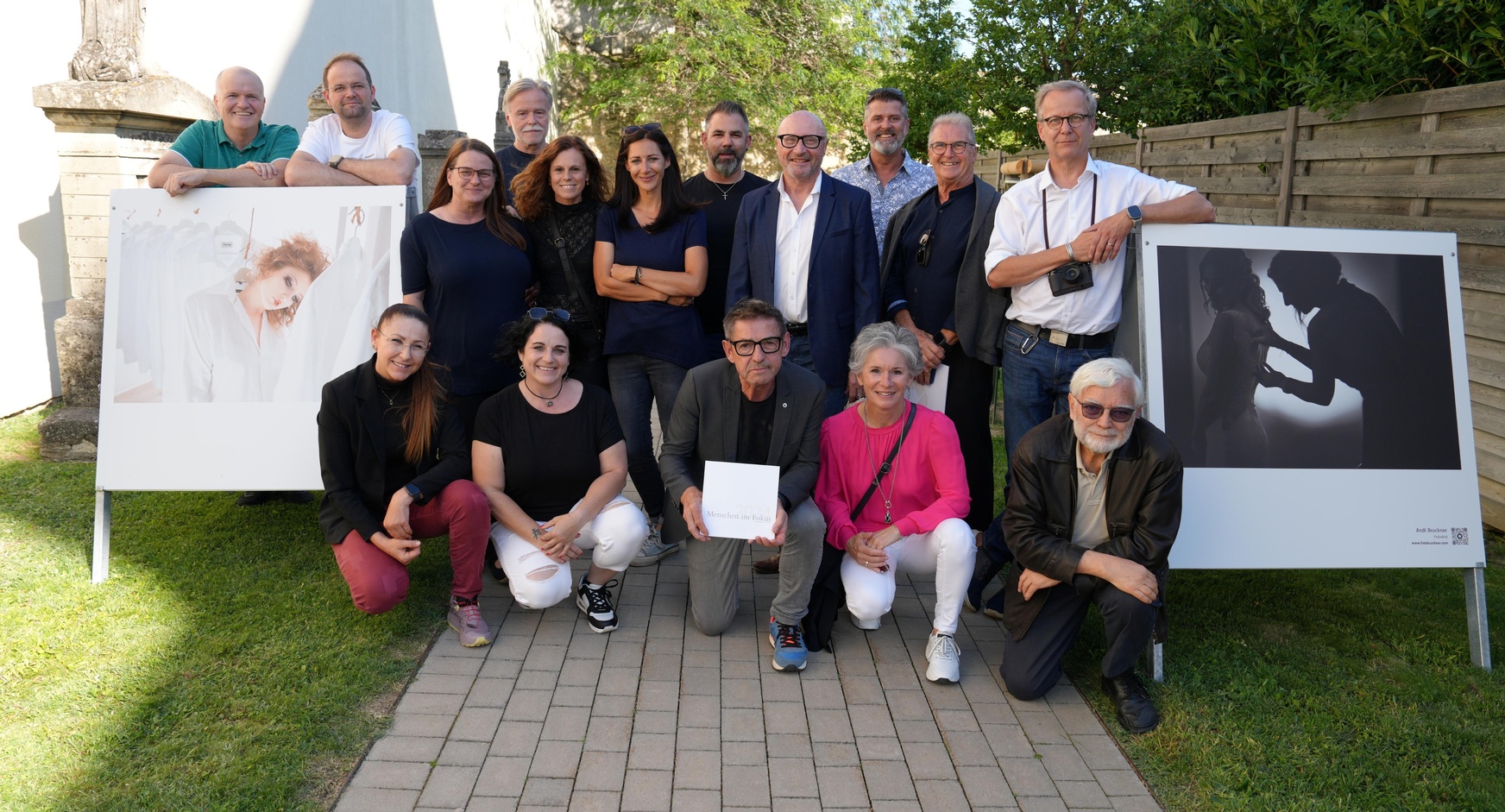 Landesinnungsmeister Erwin Muik (vorne Mitte) im Kreise ausstellender Berufsfotografinnen und -fotografen.
