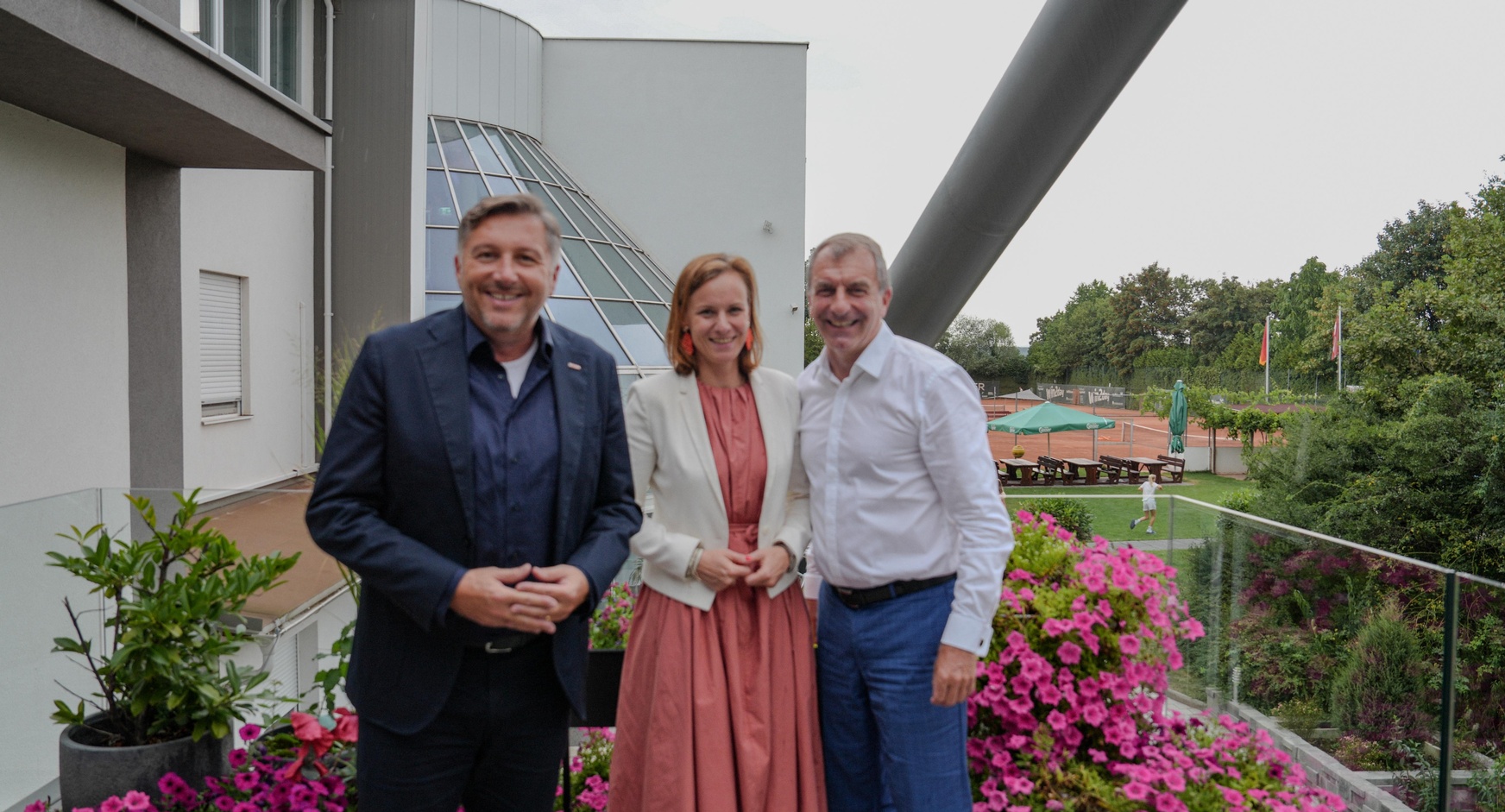 Sporthotel Kurz-Besuch: Harald Schermann (WKB-Direktor), Mariana Kühnel (WKÖ-Generalsekretär-Stellvertreterin) und Hausherr Günter Kurz (v. l.). 