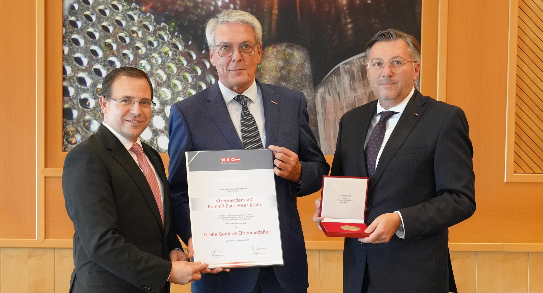 Große Goldene Ehrenmedaille: Wirtschaftskammerpräsident Mst. Andreas Wirth, Vizepräsident a.D. KommR Paul Kraill und Wirtschaftskammerdirektor Harald Schermann