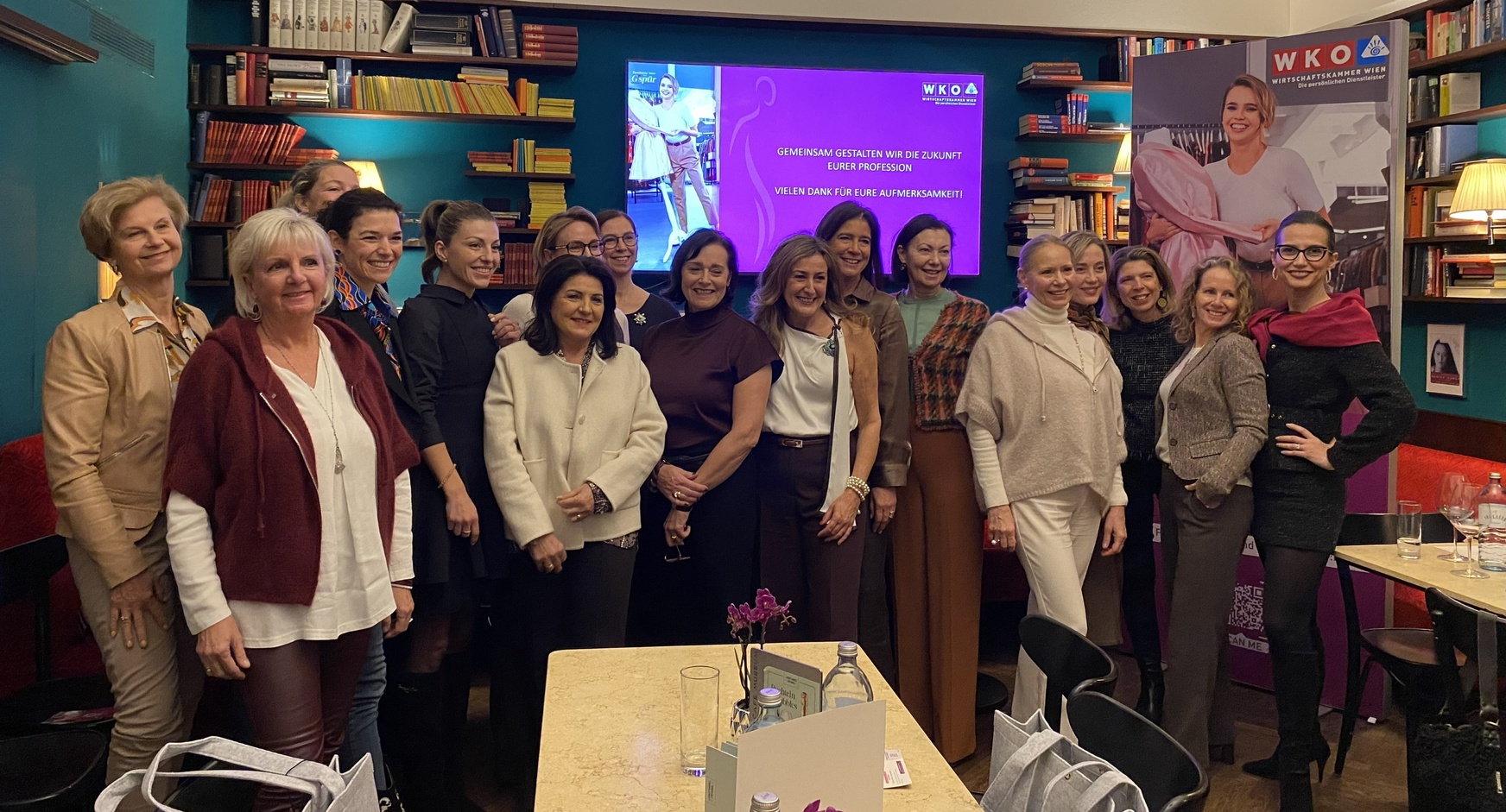 Menschengruppe im Veranstaltungsraum des Salons