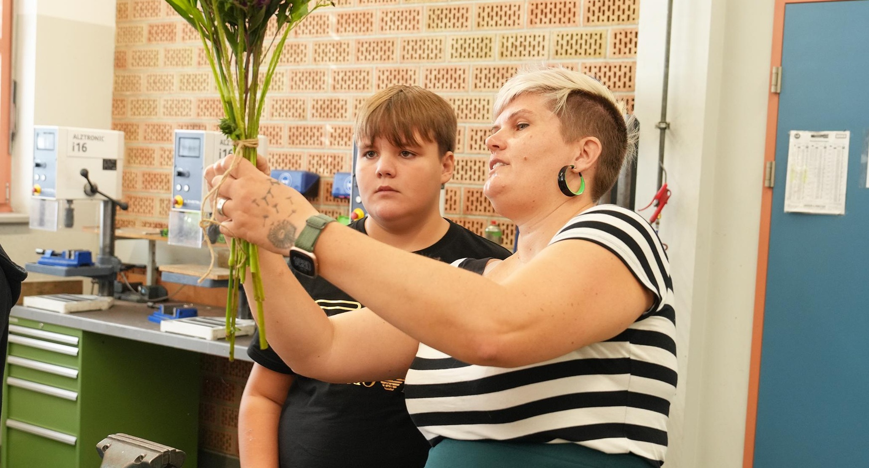 Innungsmeister-Stellvertreterin Meisterin Monika Metzner zeigt das Blumenbinden.