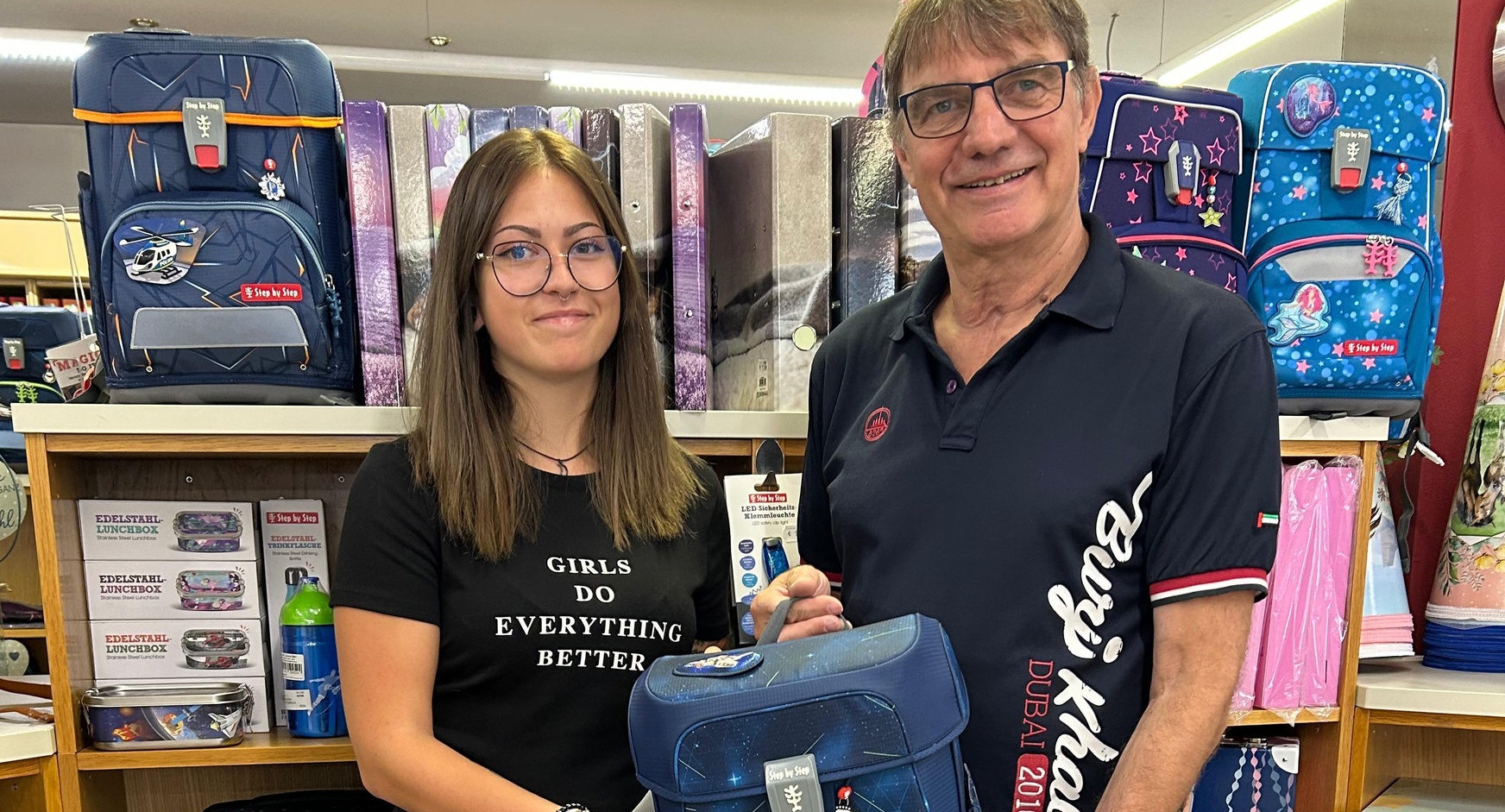 KommR Gunter Drexler, Obmann des Landesgremiums Papier- und Spielwarenhandel mit Mitarbeiterin 