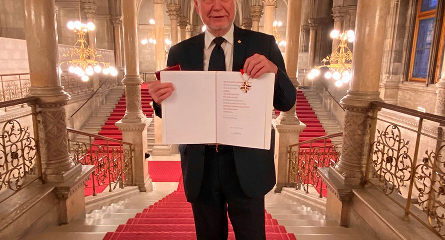 Josef Witke mit dem goldenen Verdienstzeichen des Landes Wien