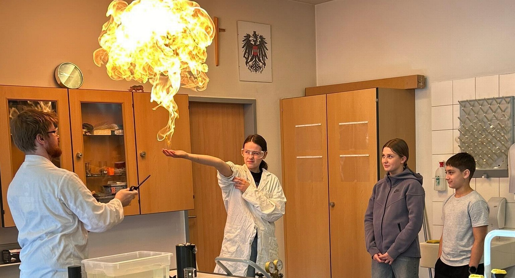 Vortragender Matthias Bergthaler mit Hana Grosserova, Salma Gerberi und Tobias Palkovic (v. l.). 