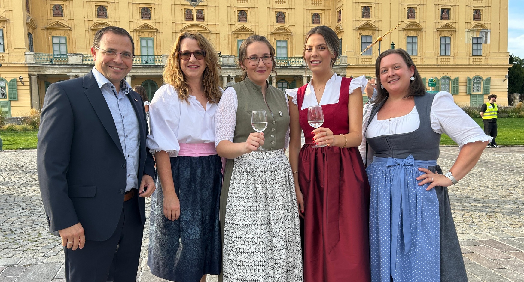 Wirtschaftskammerpräsident Andreas Wirth, Petra Schumich, Weinprinzessin Lena I., Weinkönigin Maria IV. und Dagmar Regner (v. l.) 