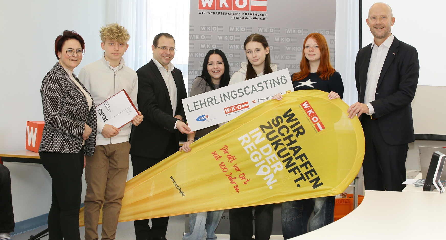 Tanja Stöckl (WK-Regionalstellenobfrau), Maximilian Augustin (Schüler), Andreas Wirth (Wirtschaftskammerpräsident), Lea Friedrich, Summer Budal, Josephine Rehmann (Schülerinnen) und Martin Horvath (WK-Vizepräsident) (v. l.).