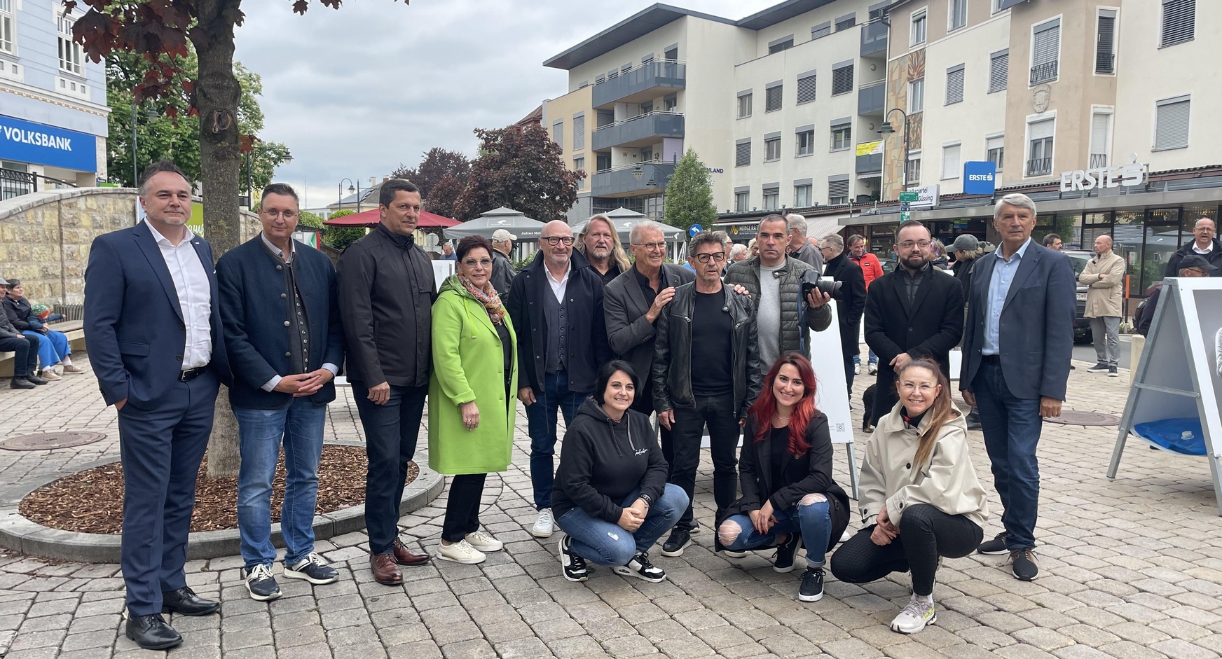 Fachgruppengeschäftsführer Thomas Kornfeind, Regionalstellenleiter Thomas Novoszel, Vizebürgermeister Franz Fabian, KommR Hertha Wallits-Guttmann, Ernst Breitegger, Gerhard Bergmann, Johannes Horngacher, Landesinnungsmeister Mst. Erwin Muik, Martin Pfeiffer, Marco Schändl und Bürgermeister Vinzenz Knor; hockend (v. l.).: Nicole Oberhofer, Jasmin Kuch und Rodica Zita Würth.