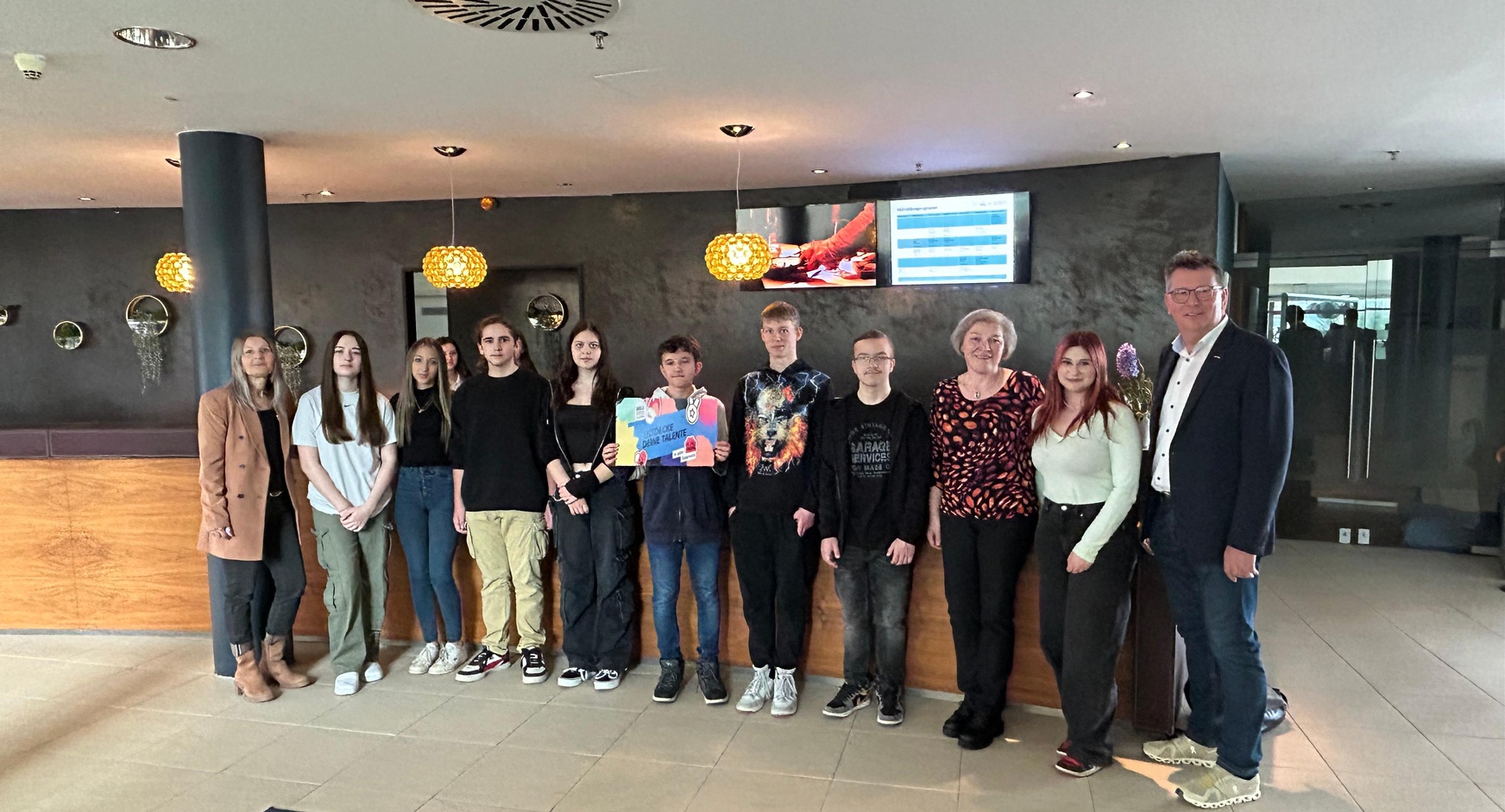 Falkensteiner Resort-Personalleiterin Martina Ernst (l.), Fachlehrerin Christine Brenner (3. v. r.) und Regionalstellenobmann Romas Eder (r.) mit Schülerinnen und Schülern der PTS Stegersbach. 