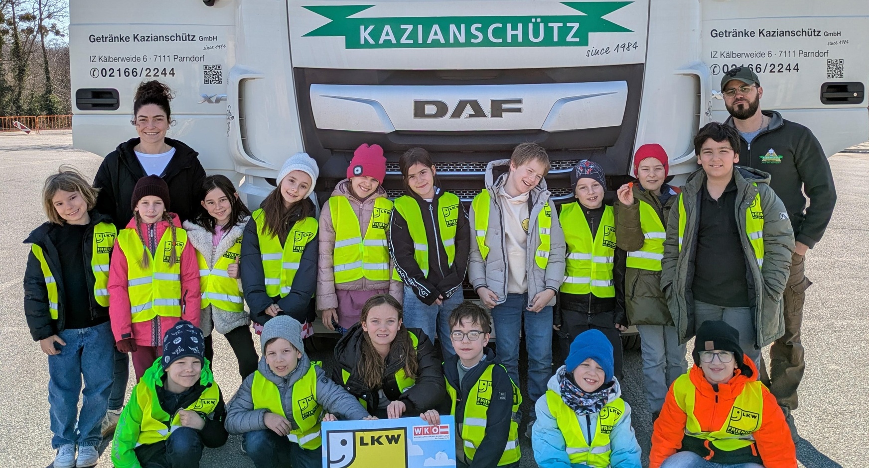 Klassenlehrerin Katharina Schweifer und Lkw-Lenker Stefan Sommer mit den Kindern der 3a Klasse der Volksschule Bruckneudorf. 