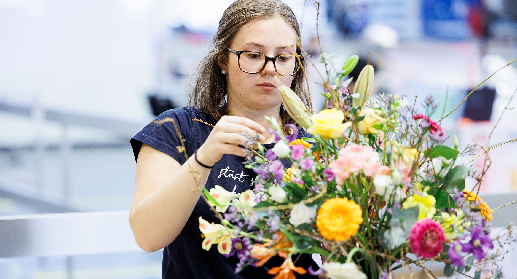 Teilnehmerin während des Wettbewerbs im Beruf Floristik bei den AustrianSkills 2023 