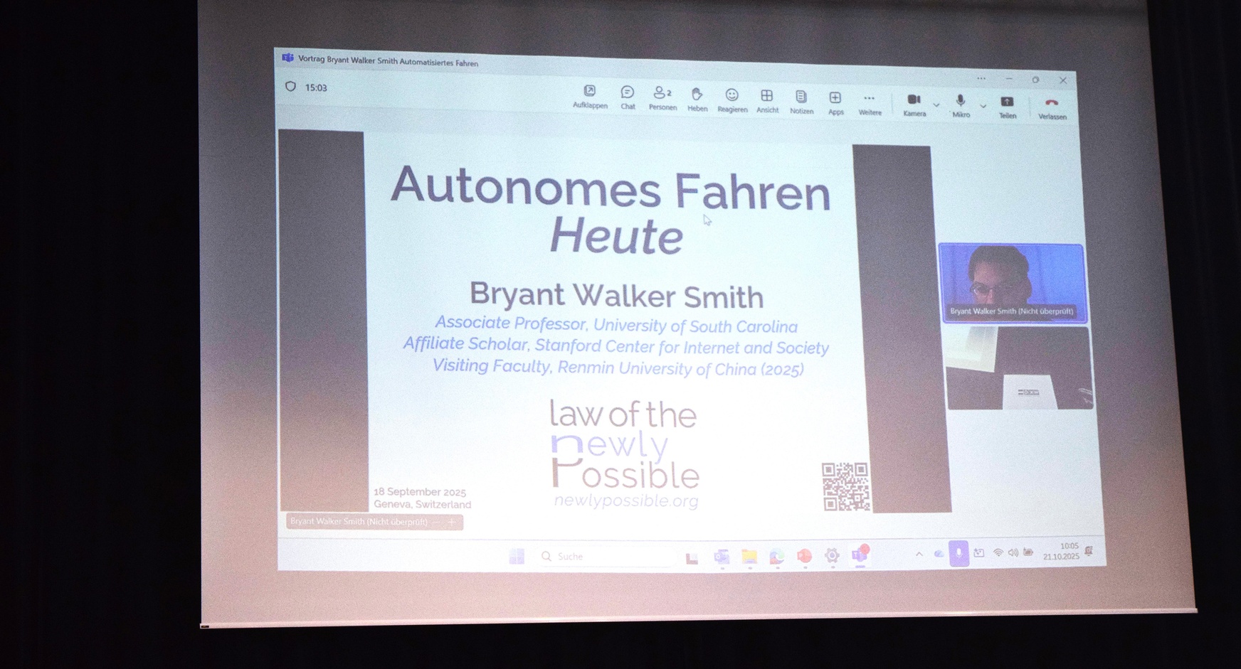 Auf einer Leinwand, die an einem dunklen Vorhang hängt, steht autonomes Fahren heute von Bryant Walker Smith