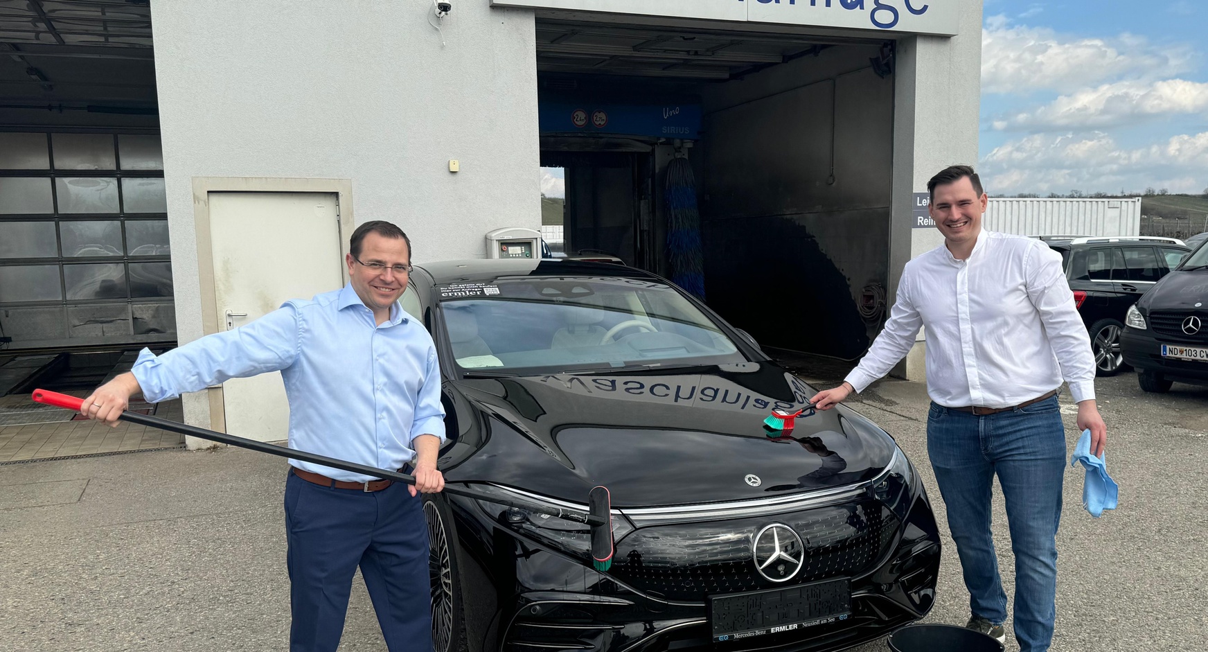 Als besonderes Service gab es für Tour-Besucher eine kostenlose Autowäsche, bei der auch schon einmal WK-Präsident Andreas Wirth und Autohaus-Geschäftsführer Erich Ermler jun. selbst Hand anlegten ... (v. l.). 