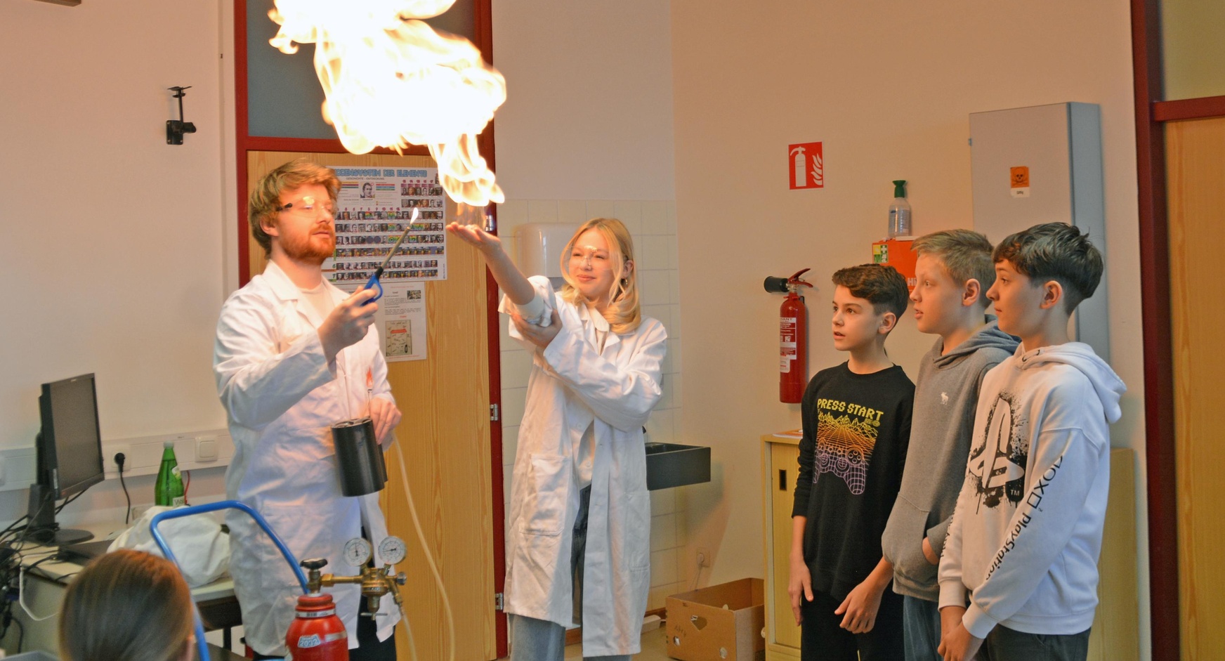 Vortragender Matthias Bergthaler mit Lilly Hanak, Nils Plank, Thomas Kainz und Elias Wölfer von der 3. Klasse der MS Kohfidisch (v. l.). 