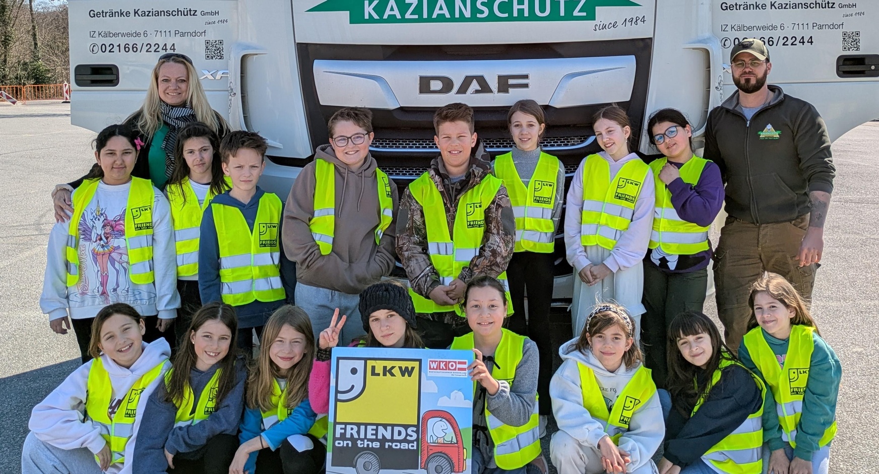 Klassenlehrerin Petra Hiermann und Lkw-Lenker Stefan Sommer mit den Kindern der 4. Klasse der Volksschule Bruckneudorf. 
