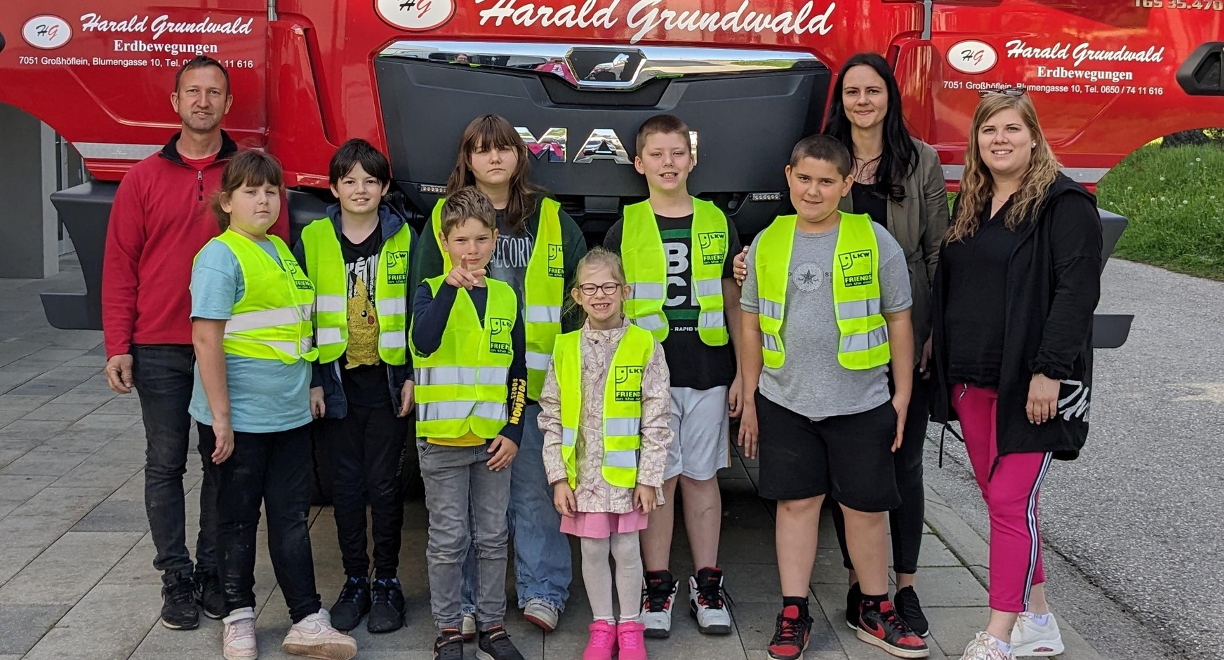 Klassenlehrerin Anna Mayer, Schulassistentin Yasmin Türk und Transportunternehmer Harald Grundwald mit den Kindern der 5. und 7. Klasse der Allgemeinen Sonderschule Eisenstadt. 