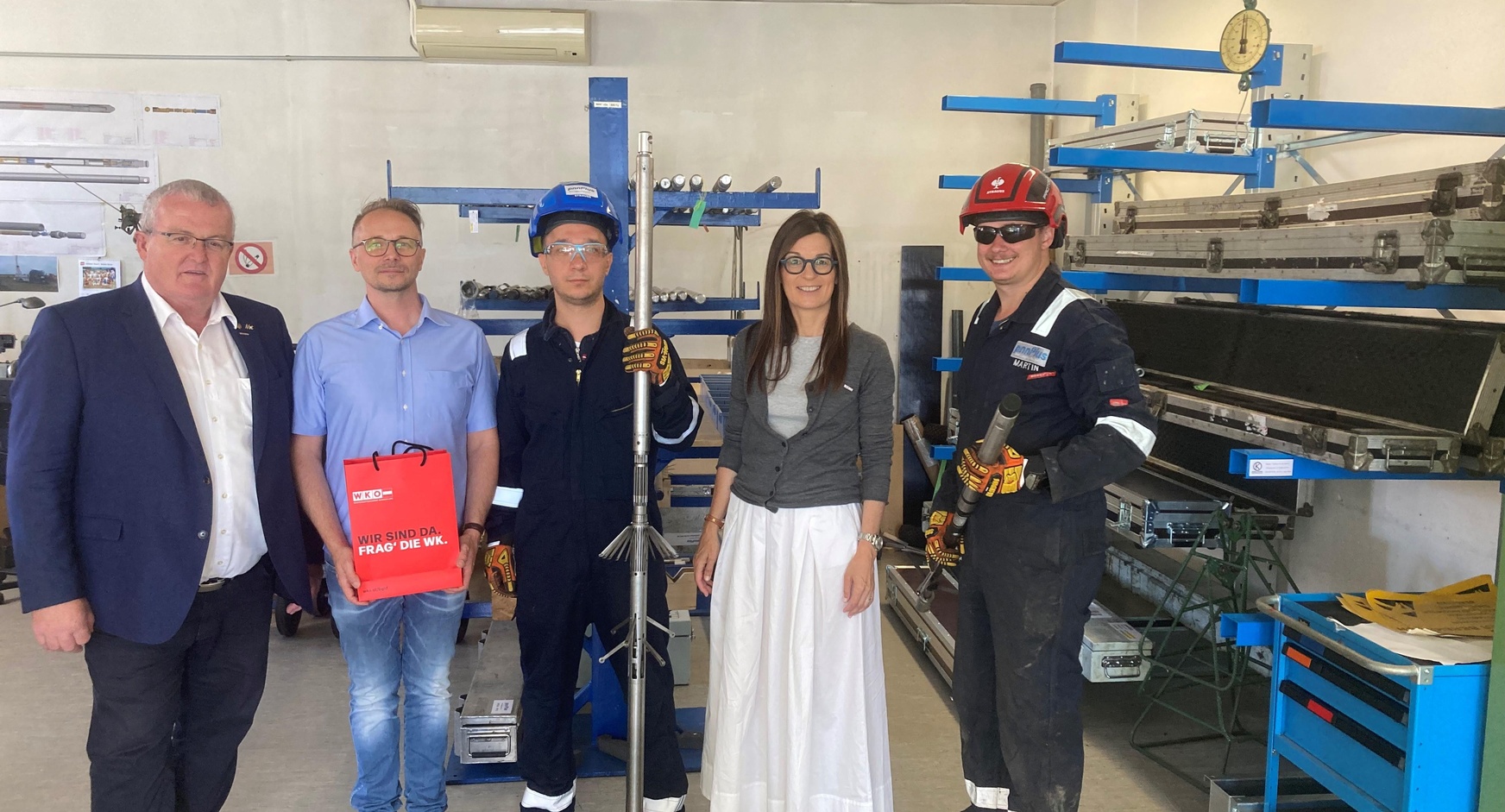 Landesinnungsmeister KommR MMst. Herbert Ohr, Ognjen Zajsek MSc (FH) (1. u. 2. v. l.), Innungsgeschäftsführerin Marlene Wiedenhofer (2. v. r.) mit zwei Mitarbeitern des Unternehmens.