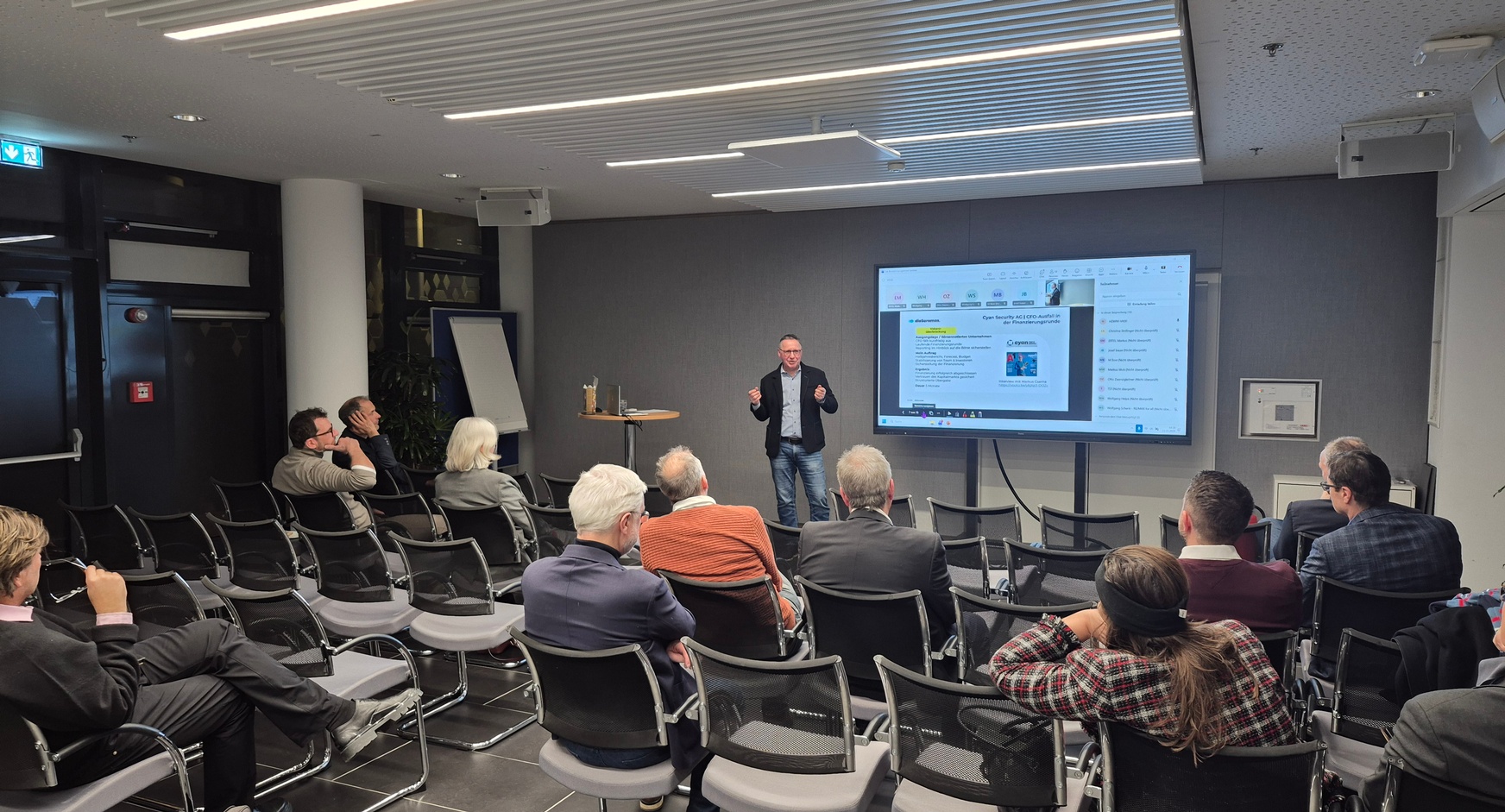 Vortragssaal mit Teilnehmern und Vortragenden