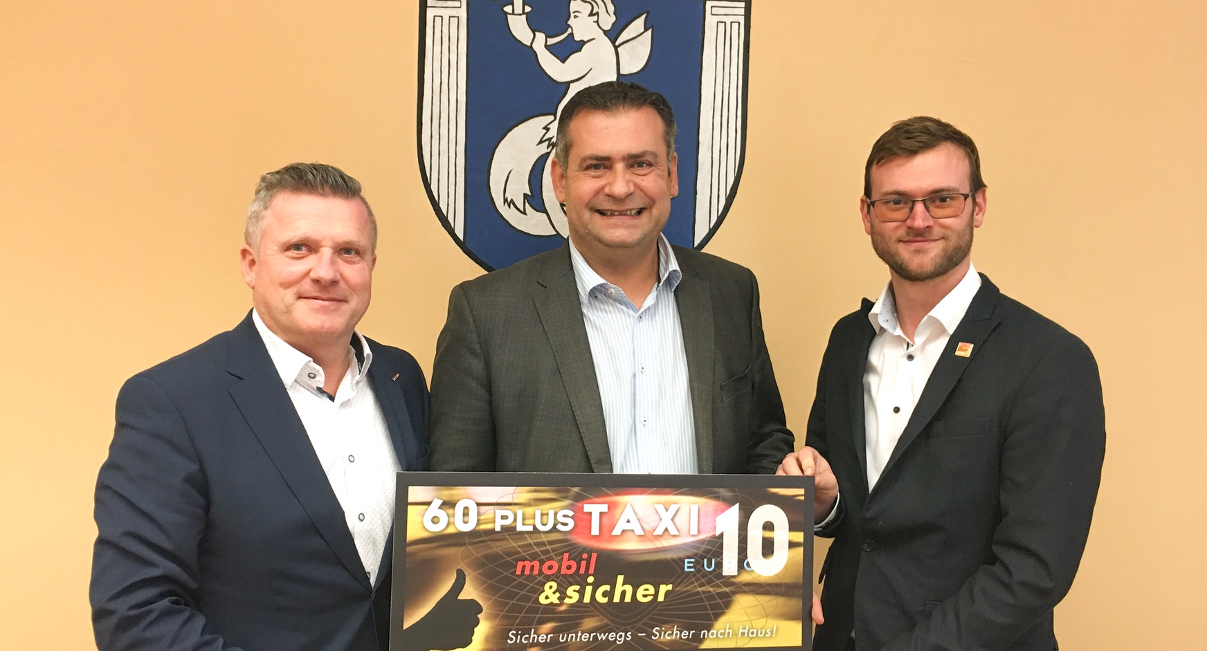 Bernhard Dillhof (Fachgruppengeschäftsführer), Bürgermeister Stefan Laimer und Hubert Bleich starten das 60plusTaxi in Bad Tatzmannsdorf.