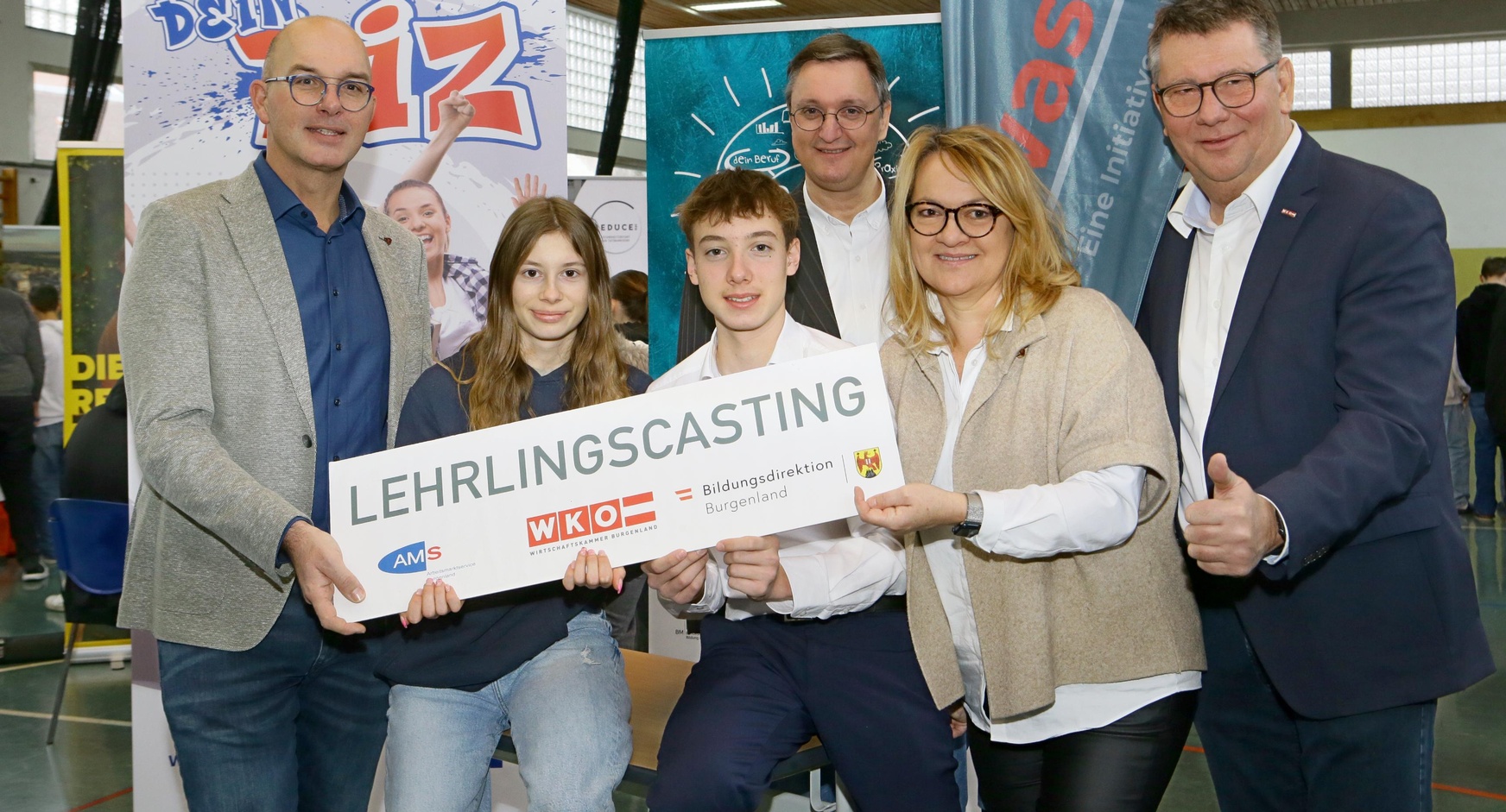 Hannes Decker (Direktor Polytechnische Schule Stegersbach), Jasmin Heidenwag (Schülerin), Jonas Zloklikovits (Schüler), Thomas Novoszel (WK-Regionalstellenleiter), Sonja Marth (AMS-Geschäftsstellenleiterin Stegersbach/Jennersdorf) und Roman Eder (WK-Regionalstellenobmann) (v. l.). 