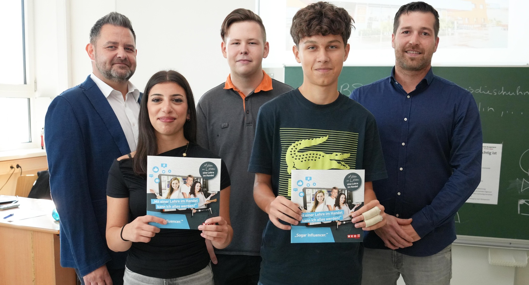 Stefan Schumich (OBI Eisenstadt-Marktleiter), Schülerin Rahel Kurdi, Lehrling Marcel Surböck, Schüler Mladen Sitarić und Manfred Moyses (Obmann des Landesgremiums des Lebensmittelhandels) (v. l.). 