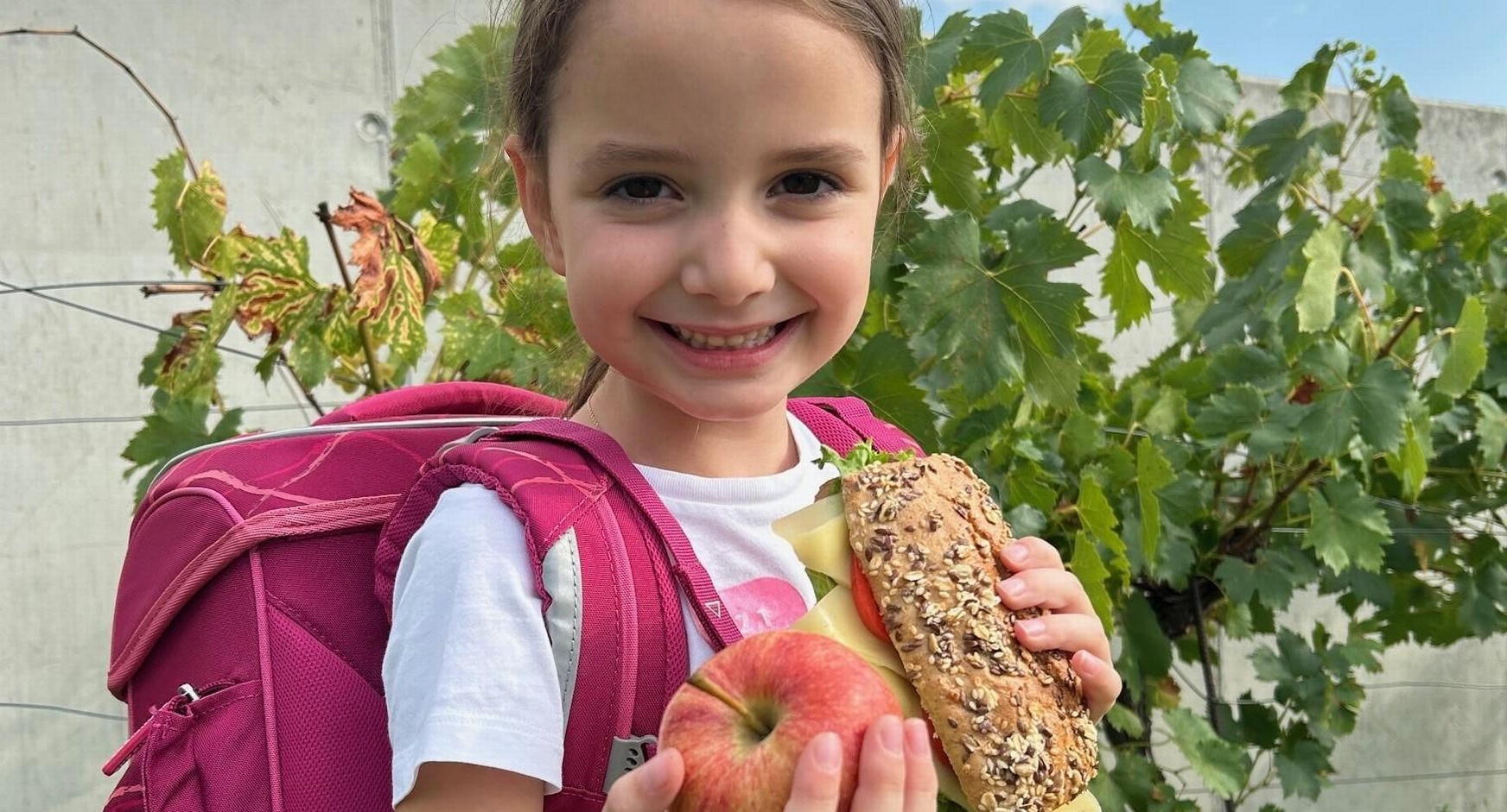 Taferlklasslerin Isabell ist mit einer gesunden Jause gestärkt für den Schulbeginn. 