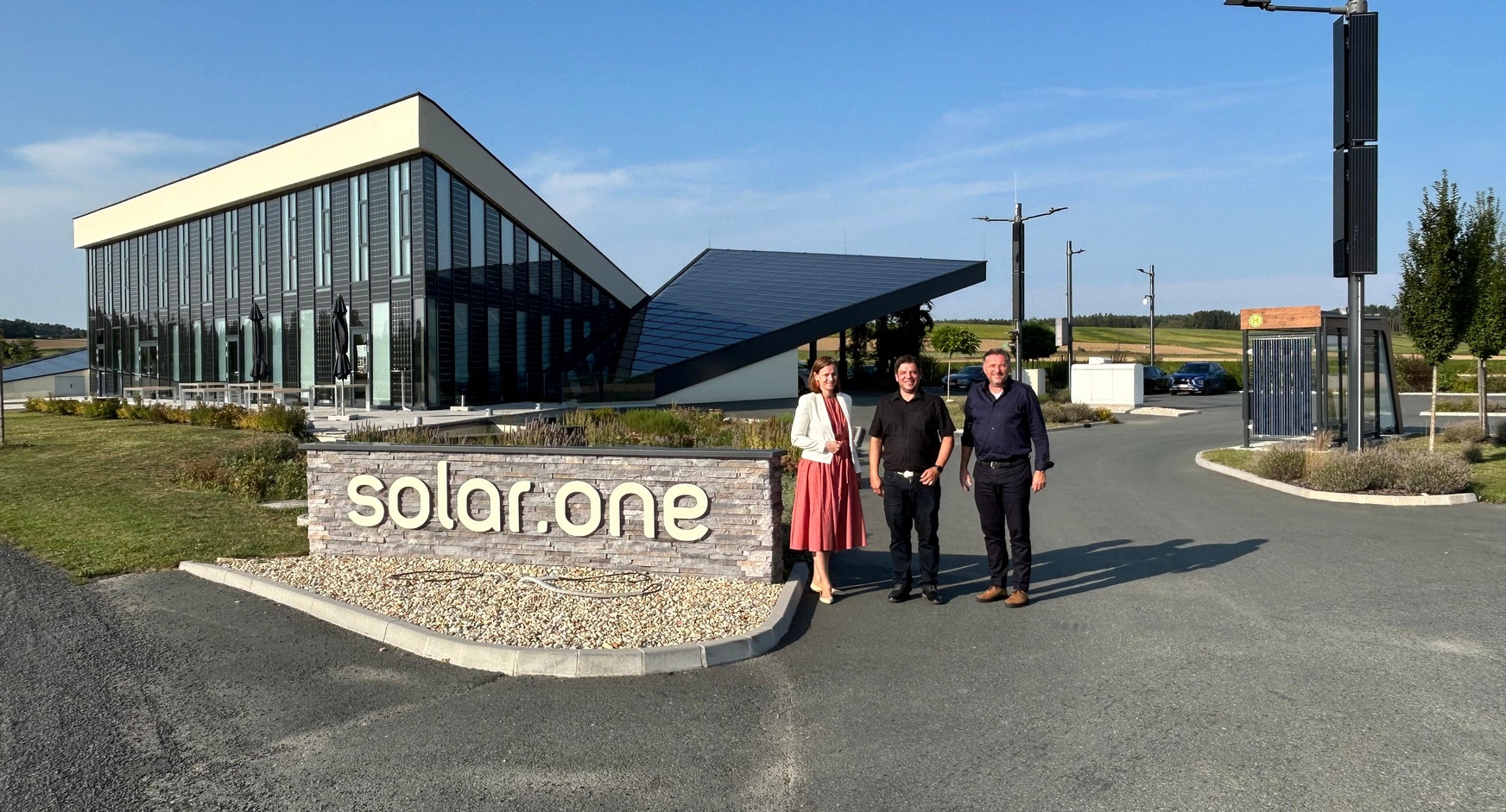 Besuch bei „solar.one“: Harald Schermann (WKB-Direktor), Andreas Schneemann („solar.one“) und Mariana Kühnel (WKÖ-Generalsekretär-Stellvertreterin) (v. l.). 