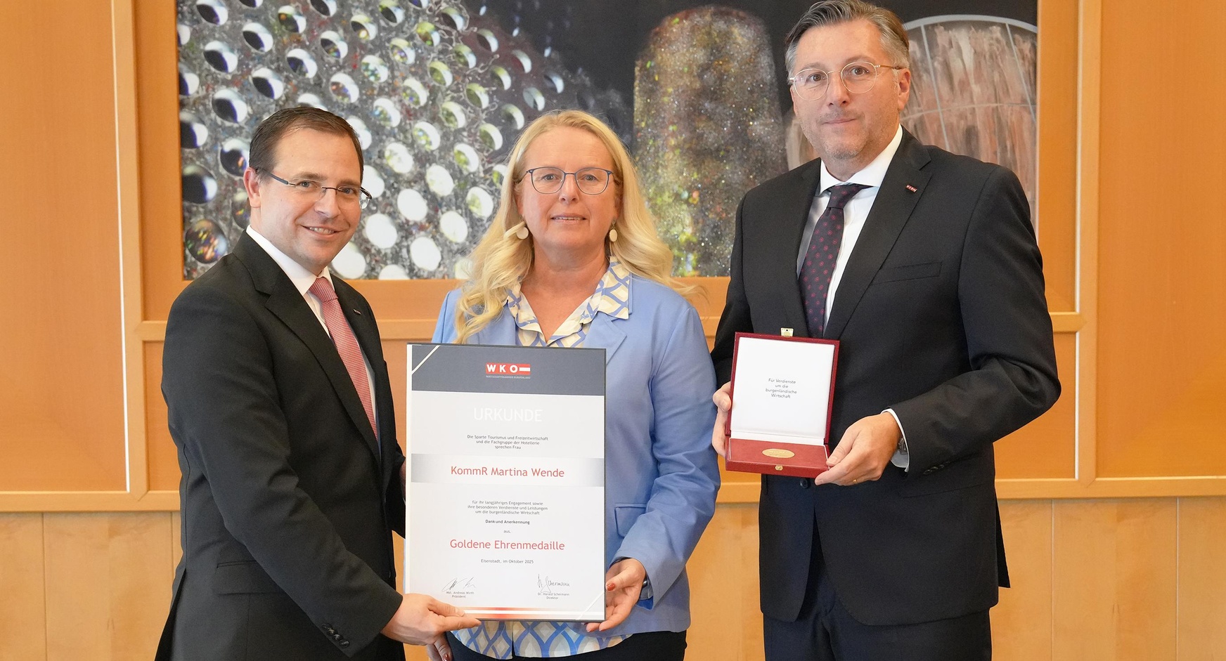 Goldene Ehrenmedaille: Wirtschaftskammerpräsident Mst. Andreas Wirth, KommR Martina Wende und Wirtschaftskammerdirektor Harald Schermann
