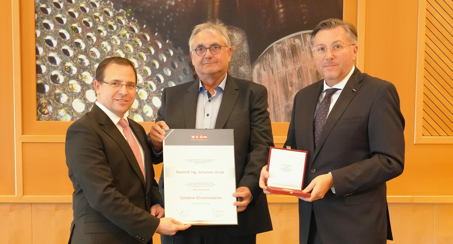 Goldene Ehrenmedaille: Wirtschaftskammerpräsident Mst. Andreas Wirth, KommR Johannes Ernst und Wirtschaftskammerdirektor Harald Schermann
