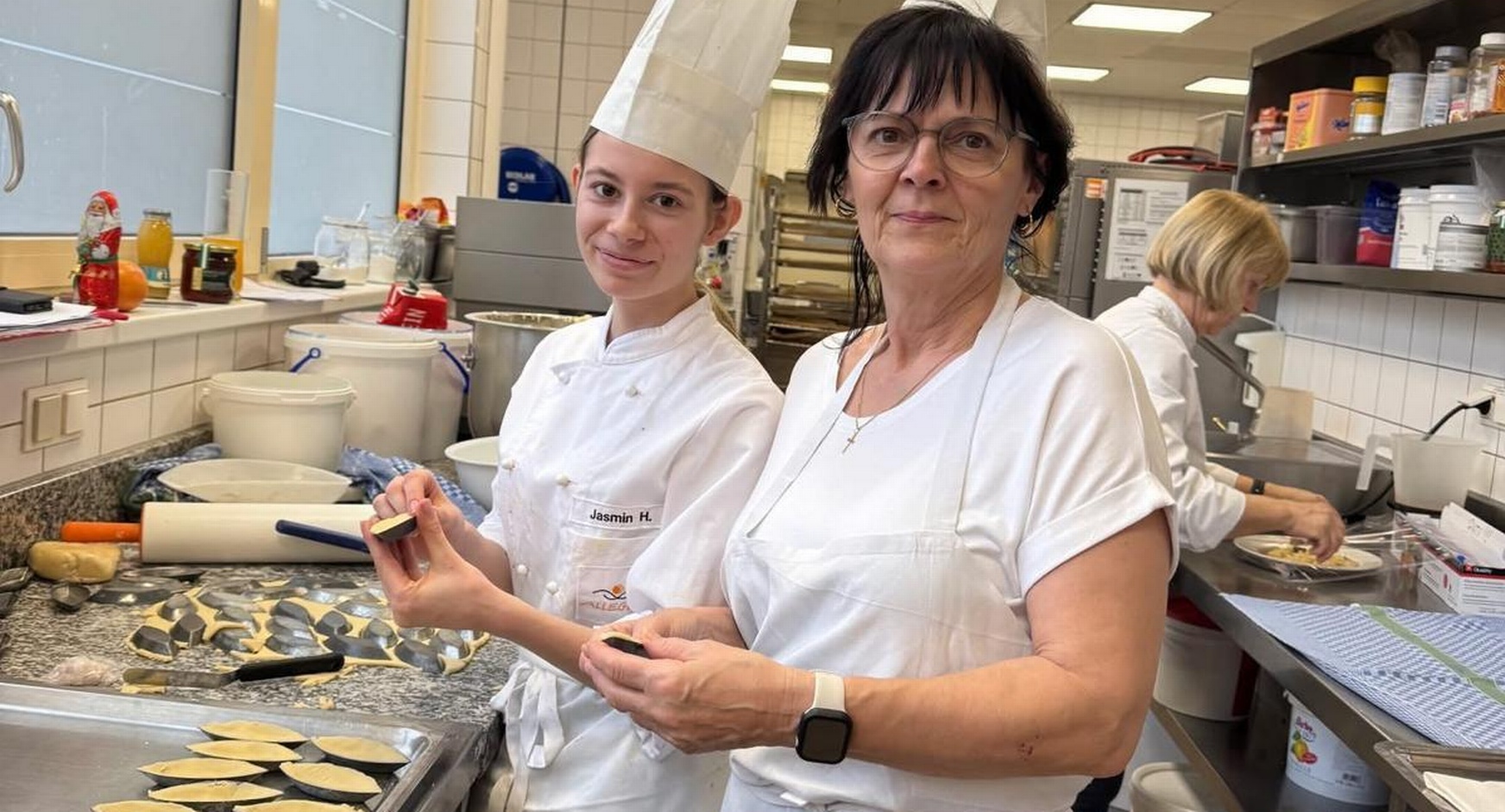 Allegria-Lehrling Jasmin mit Pädagogin Barbara Babos (v. l.) 