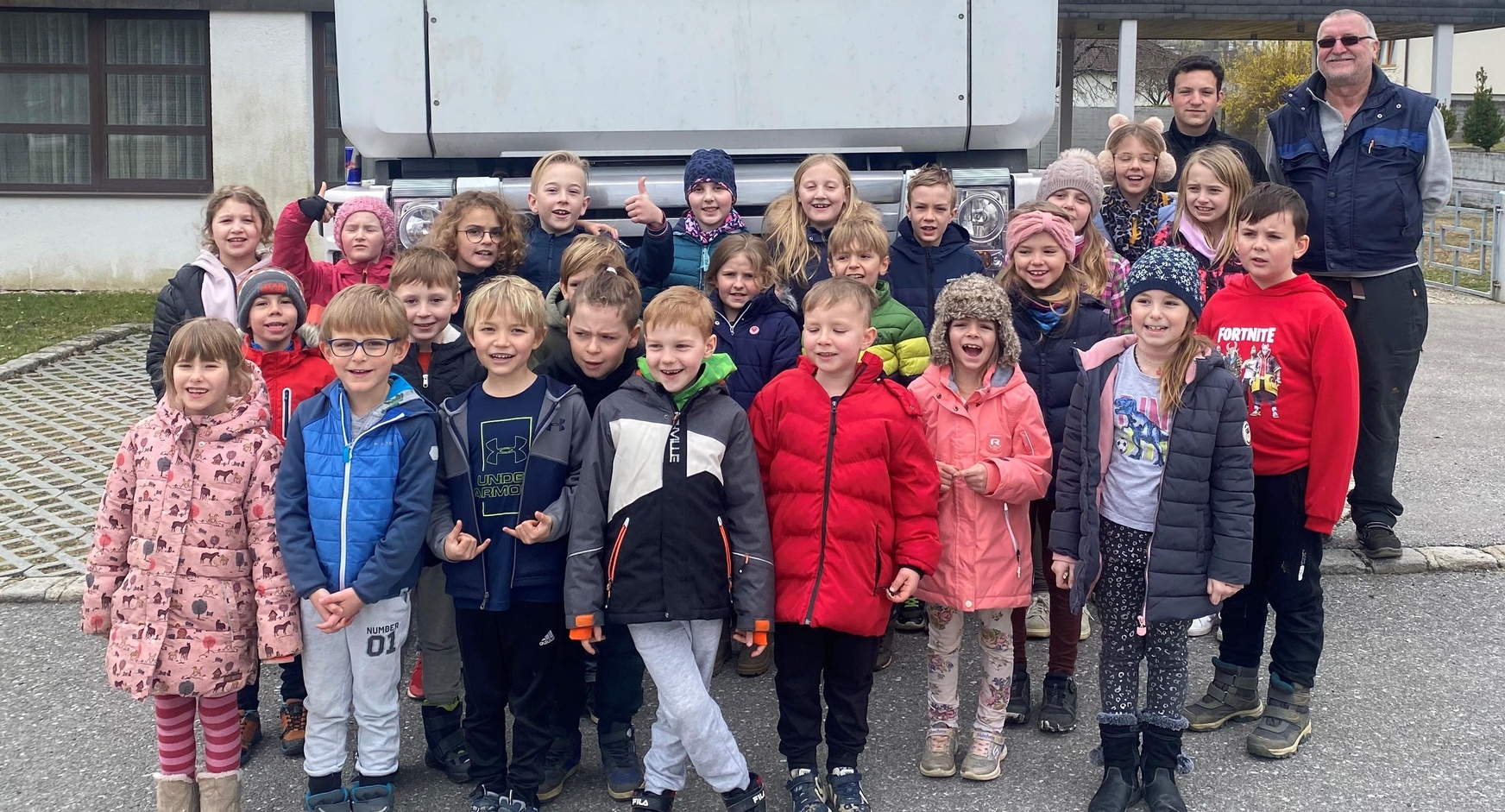 Transportunternehmer Ronald Derkits mit Kindern der Volksschule Ollersdorf.