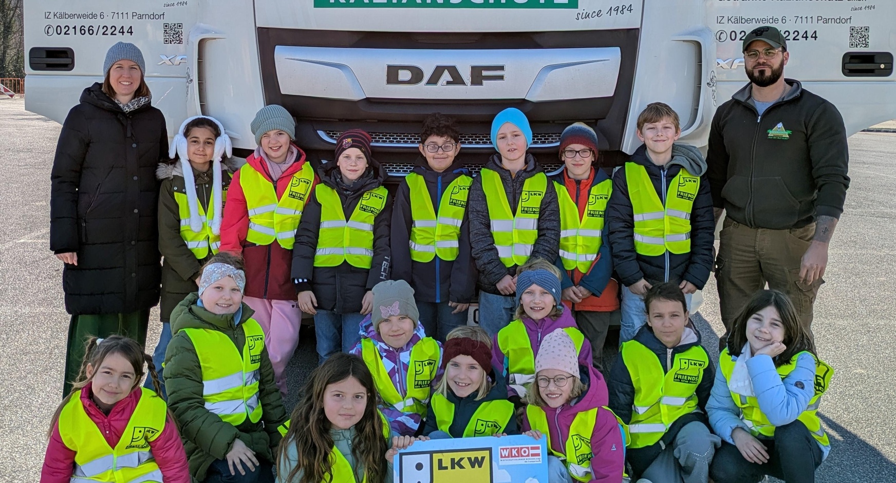 Klassenlehrerin Lena Nejeshleba und Lkw-Lenker Stefan Sommer mit den Kindern der 3b Klasse der Volksschule Bruckneudorf.