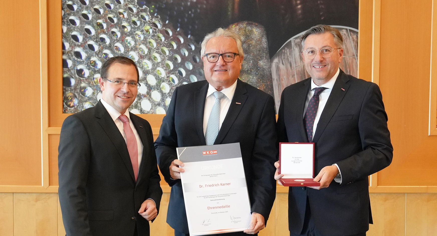Ehrenmedaille: Wirtschaftskammerpräsident Mst. Andreas Wirth, Friedrich Karner und Wirtschaftskammerdirektor Harald Schermann