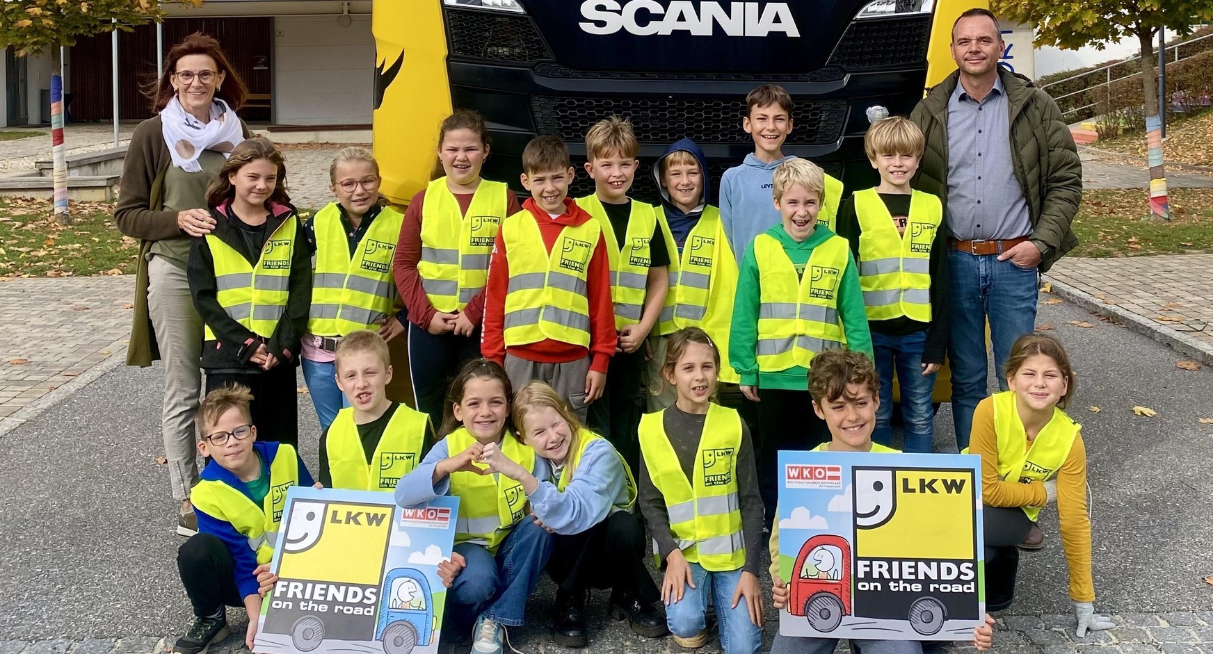 Klassenlehrerin Brigitte Fassl und Transportunternehmer Walter Medl mit den Kindern der 3. und 4. Klasse der Volksschule Heiligenkreuz 