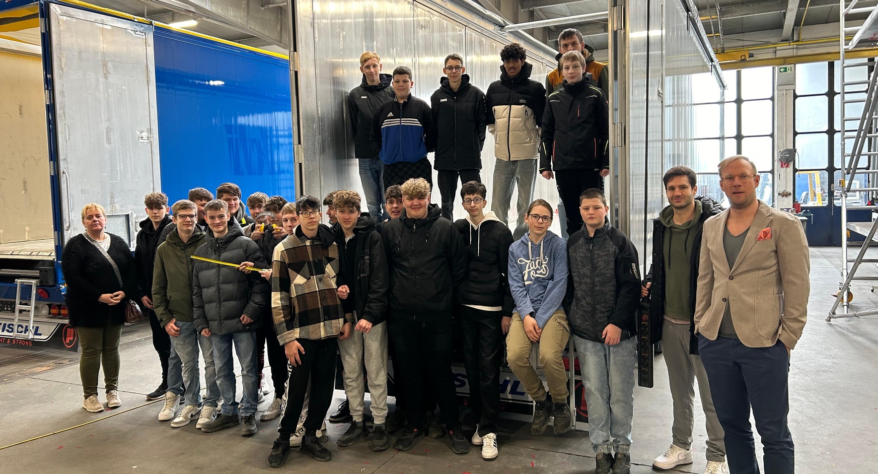 Fachlehrerin Gabriele Fucker-Pfingstl (l.), Fachlehrer Peter Grandits (2. v. r.) und Metalltechnik-Landesinnungsmeister-Stv. Markus Peischl (r.) mit Schülerinnen und Schülern der PTS Stegersbach. 