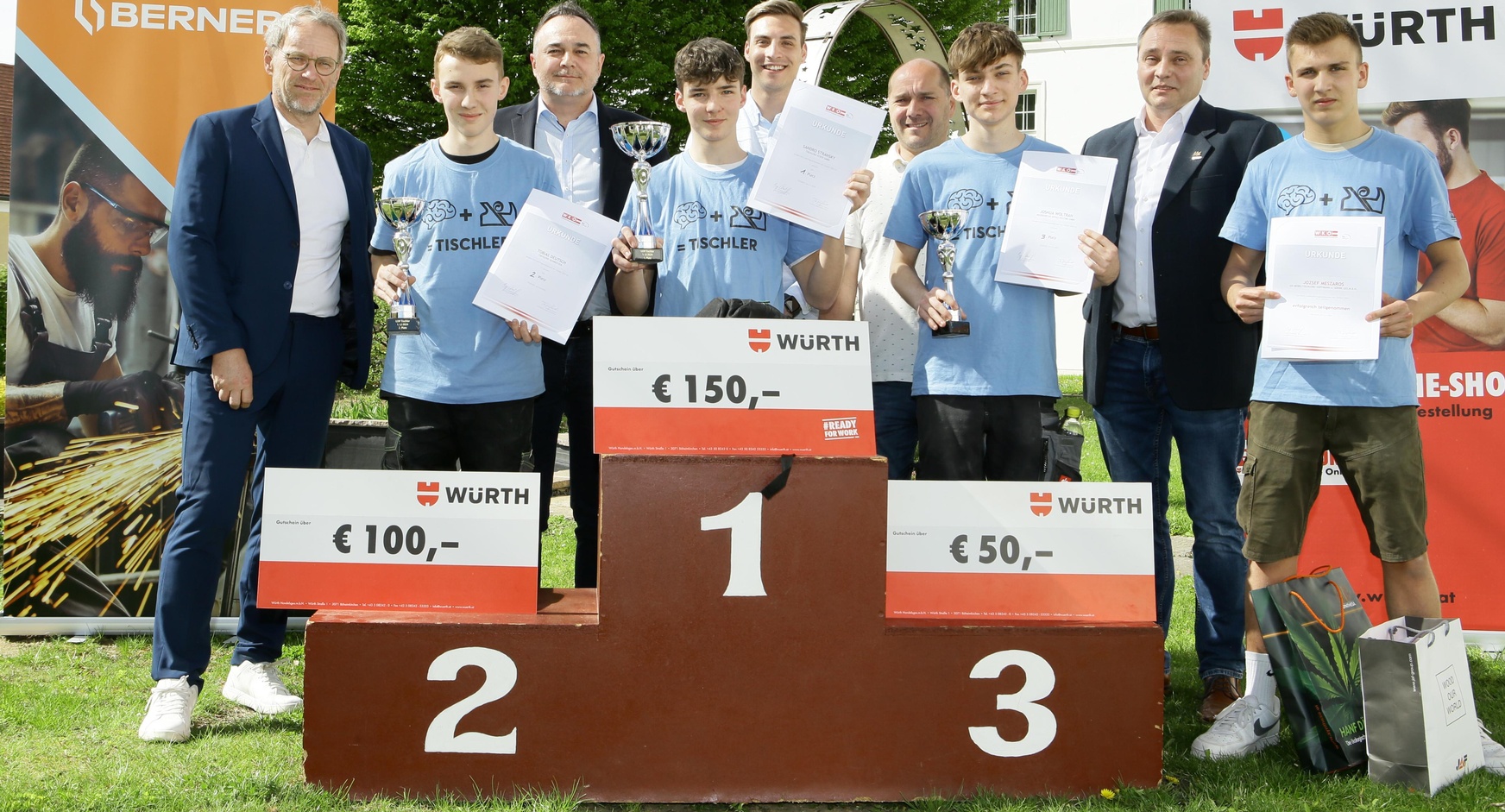 1. Lehrjahr: Wilhelm Pfeiffer (Leiter Berufsschule Pinkafeld), der Zweitplatzierte Tobias Deutsch (Tischlerei Schweitzer),Thomas Kornfeind (Fachgruppengeschäftsführer der Tischler und Holzgestalter Burgenland), Sieger Sandro Stransky (Tischlerei Ecker), Eric Kandlhofer von der Firma Würth, Harald Honigschnabel (Landeslehrlingswart), der Drittplatzierte Joshua Woltran (Neudörfler Office Systems), Christoph Grünwald (Landesinnungsmeister) und Bewerbsteilnehmer Jozsef Meszaros aus Neusiedl (Möbeltischlerei Hoffmann) (v. l.).