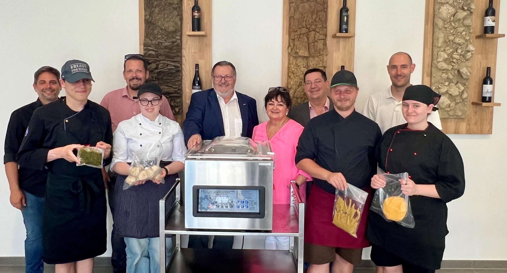 Andreas Kastner, Tarek Trabers, Michael Weber, Jasmin Steiner, Franz Perner (Spartengeschäftsführer Tourismus und Freizeitwirtschaft), Sylvia Waba (BS-Direktorin), Matthias Mirth (Obmann der Fachgruppe Gastronomie), Kevin Berger, Christopher Pinter (Schulleiter-Stv.) und Diana Lehner (v. l.). 