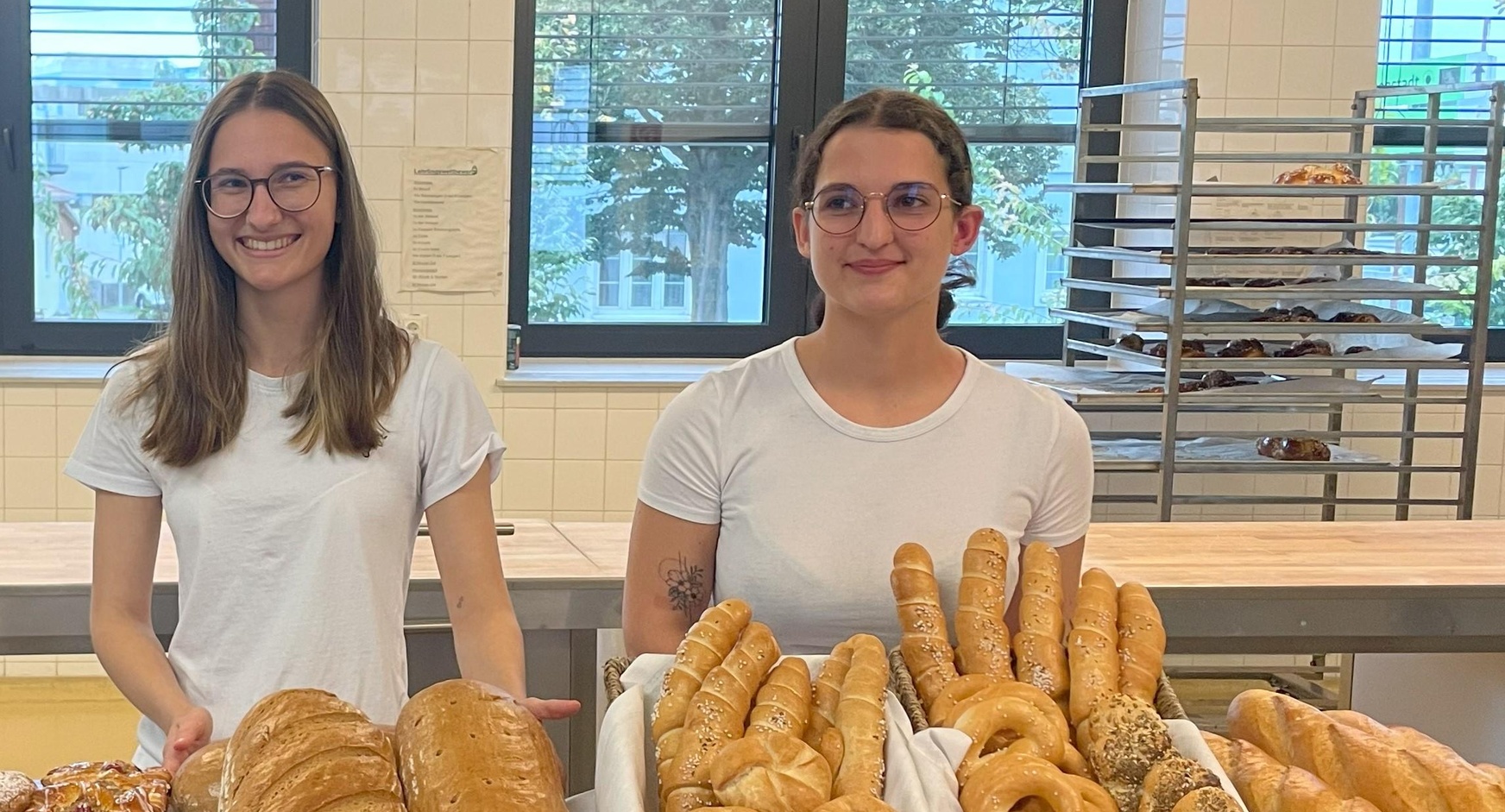 Die frischgebackenen Bäckerinnen Laura Stefanie Wurzinger und Luise Petz