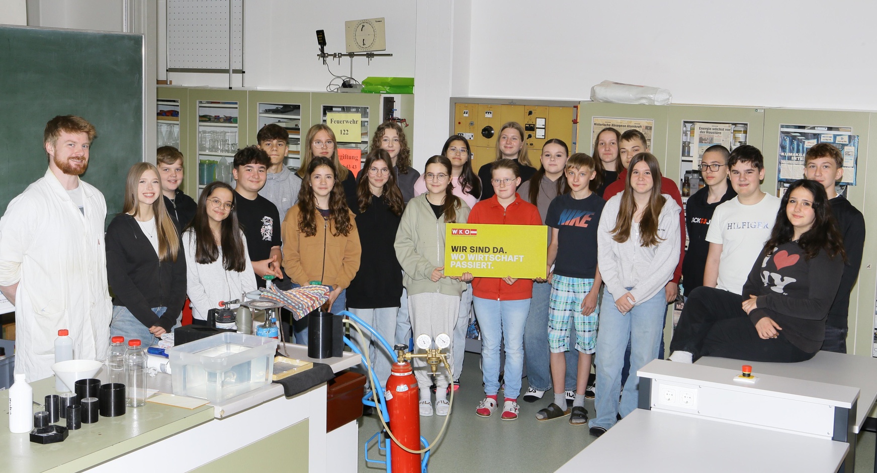 Vortragender Matthias Bergthaler mit Schülerinnen und Schülern der 3c-Klasse der Mittelschule Güssing. 