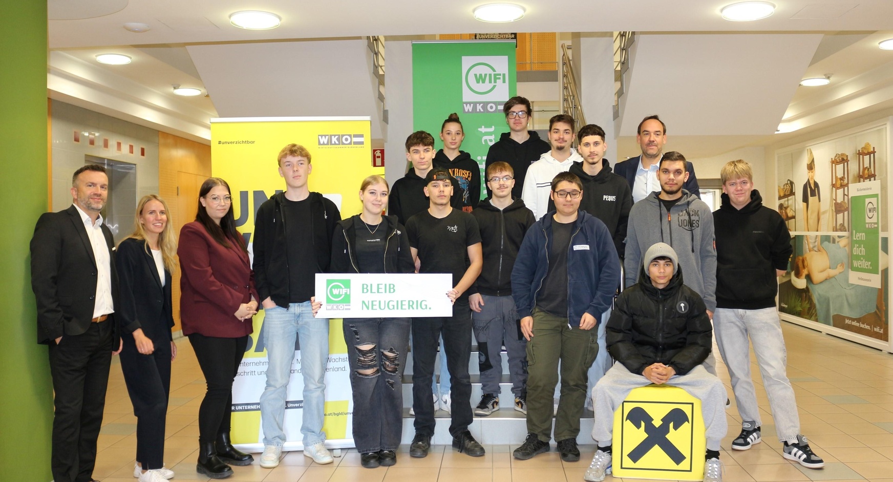Vertriebsleiter Joachim Schwarz (l.), Kundenberaterin Anja Müllner (2. v. l.) und Versicherungsberater Michael Benedek von der Raiffeisenbezirksbank Oberwart eGen. (hinten r.)  mit den Teilnehmern des Lehrlingsworkshops in Oberwart.