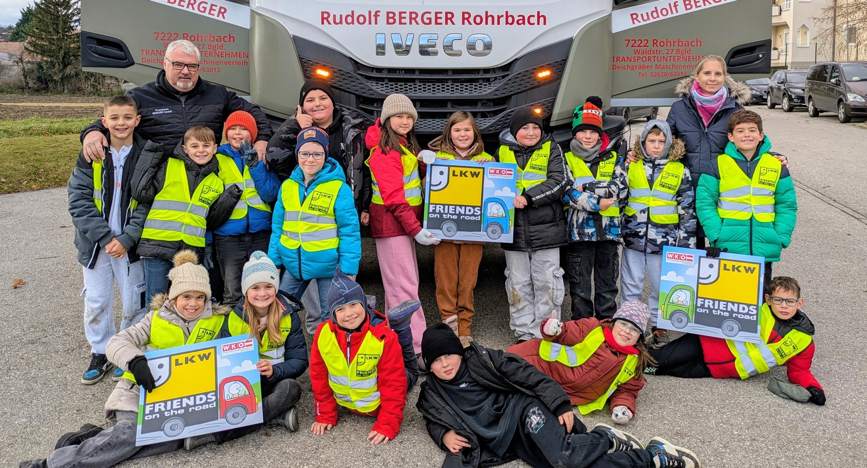 Lkw-Lenker Eröss Sandor und Klassenlehrerin Michaela Pinter mit den Kindern der 3. und 4. Klasse der Volksschule Loipersbach 