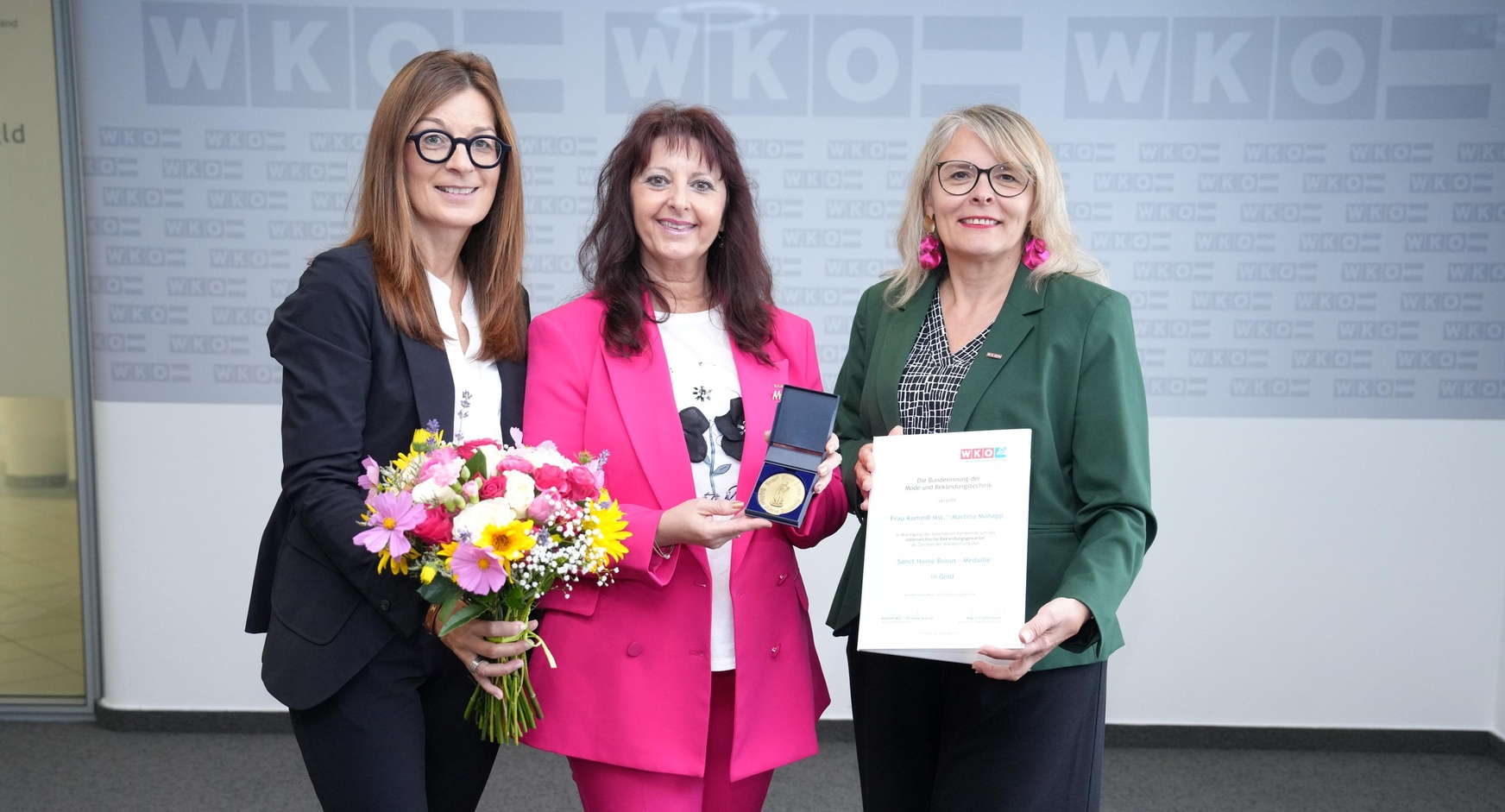 Fachgruppengeschäftsführerin Marlene Wiedenhofer, Preisträgerin KommR Mst.in Martina Mohapp und Landesinnungsmeisterin KommR Mst.in Michaela Eckhardt (v. l.)  