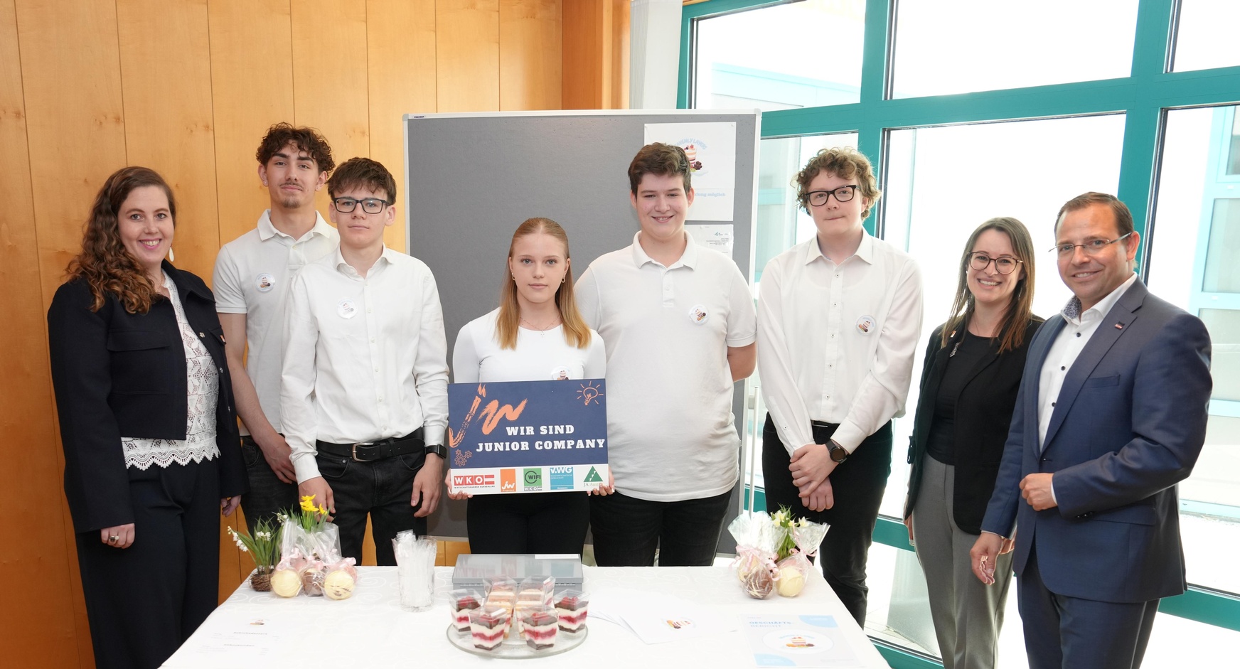 Die Sonderpreis-Träger „Heavenly Layers“ mit Junge Wirtschaft-Landesvorsitzender Bea Ulreich (l.), Junge Wirtschaft-Landesgeschäftsführerin Birgit Halper (2. v. r.) und Wirtschaftskammerpräsident Andreas Wirth (r.). 